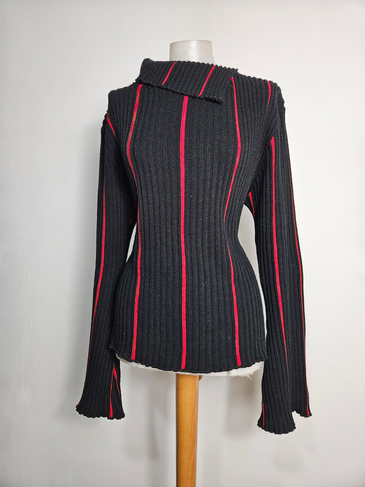 Pull côtelé rouge et noir