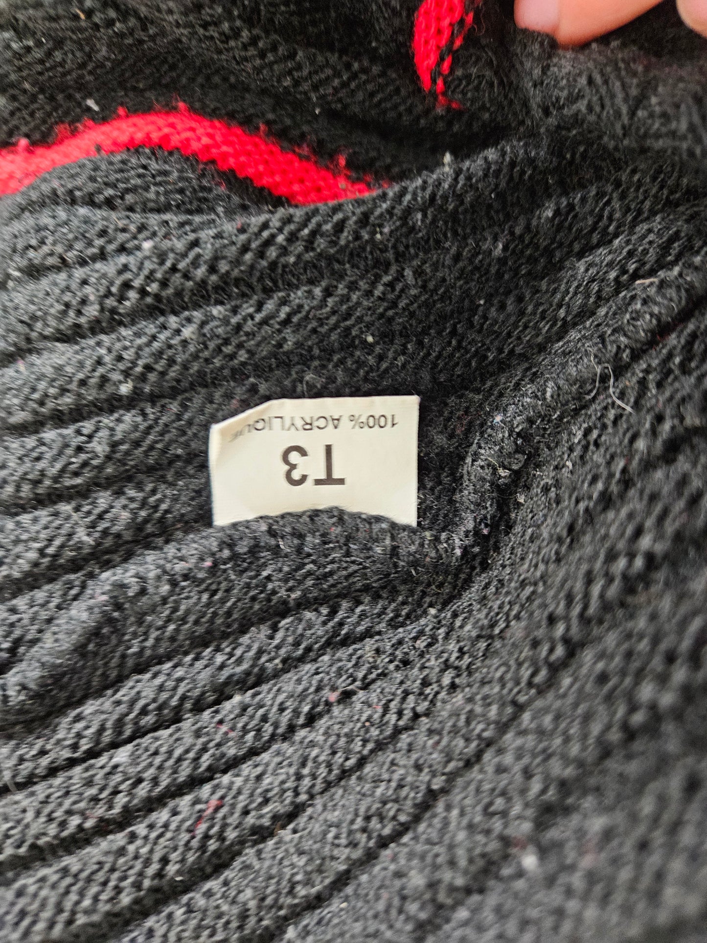 Pull côtelé rouge et noir