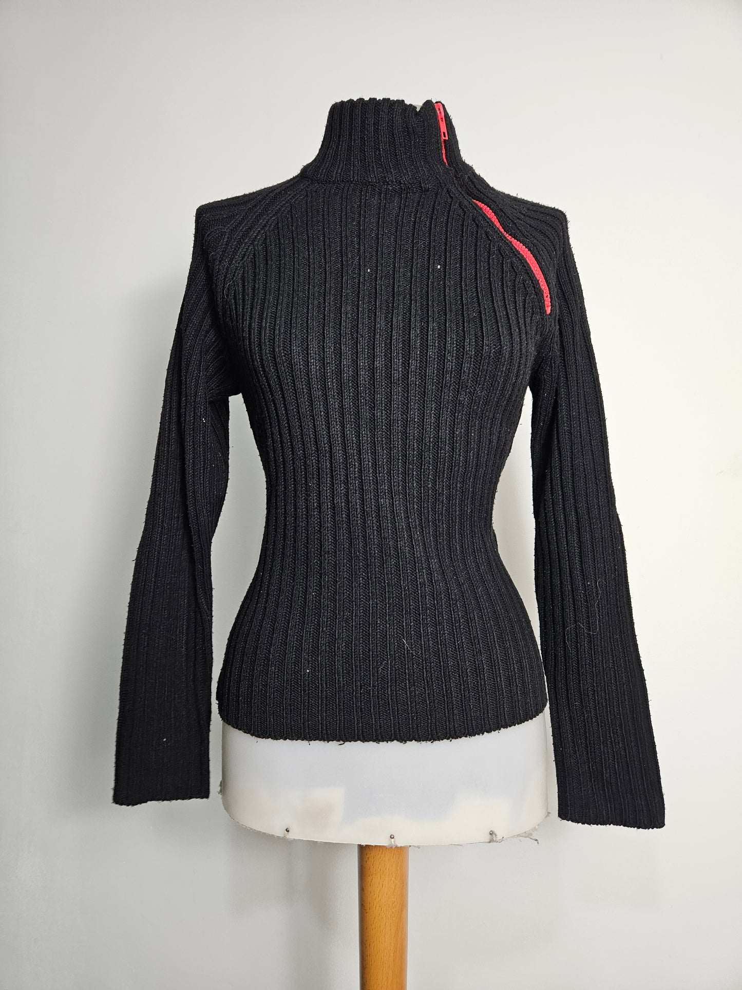 Pull noir à zip rouge