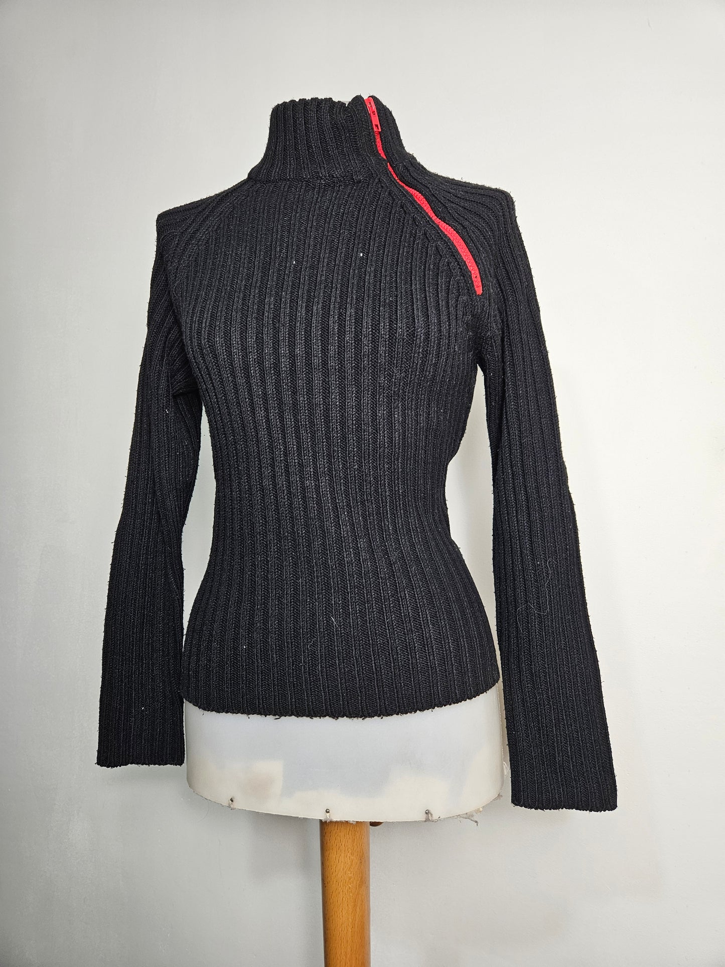 Pull noir à zip rouge