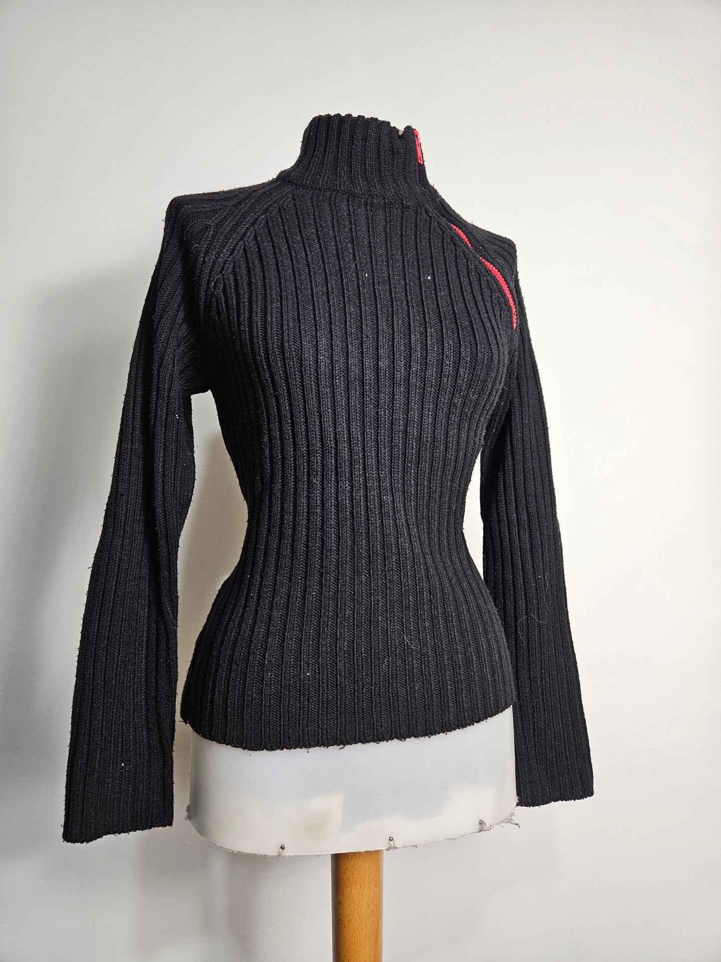 Pull noir à zip rouge