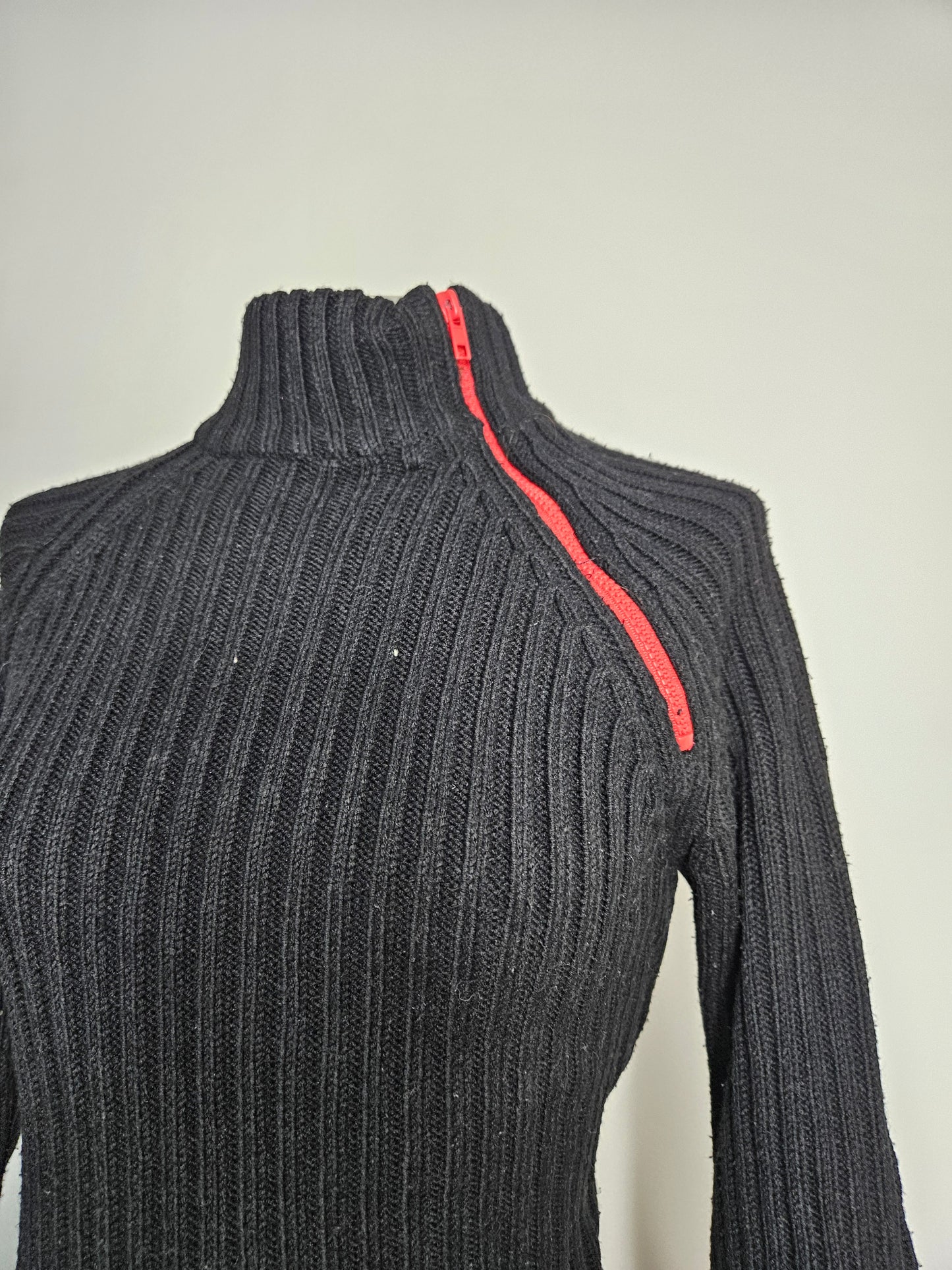 Pull noir à zip rouge
