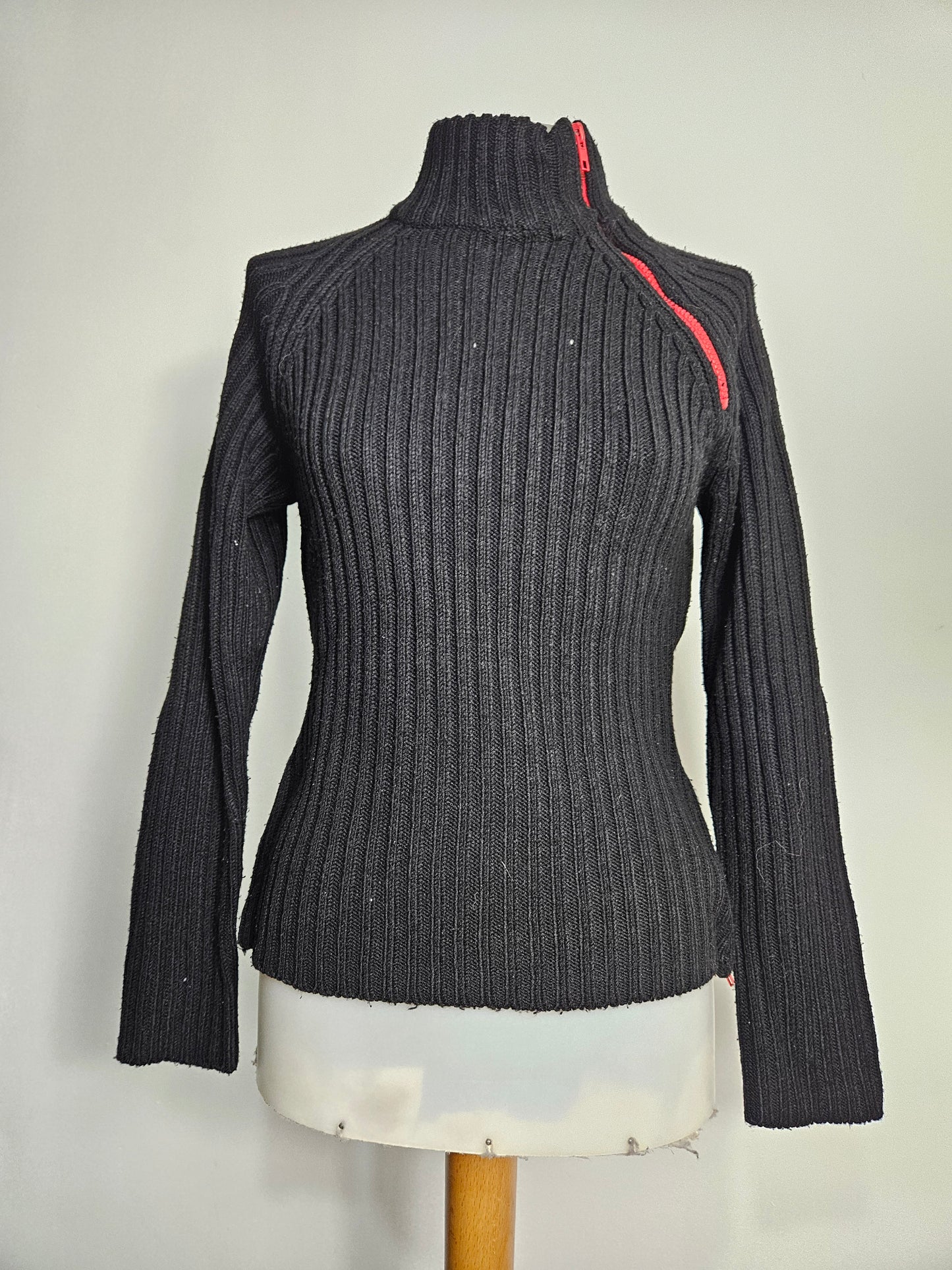 Pull noir à zip rouge