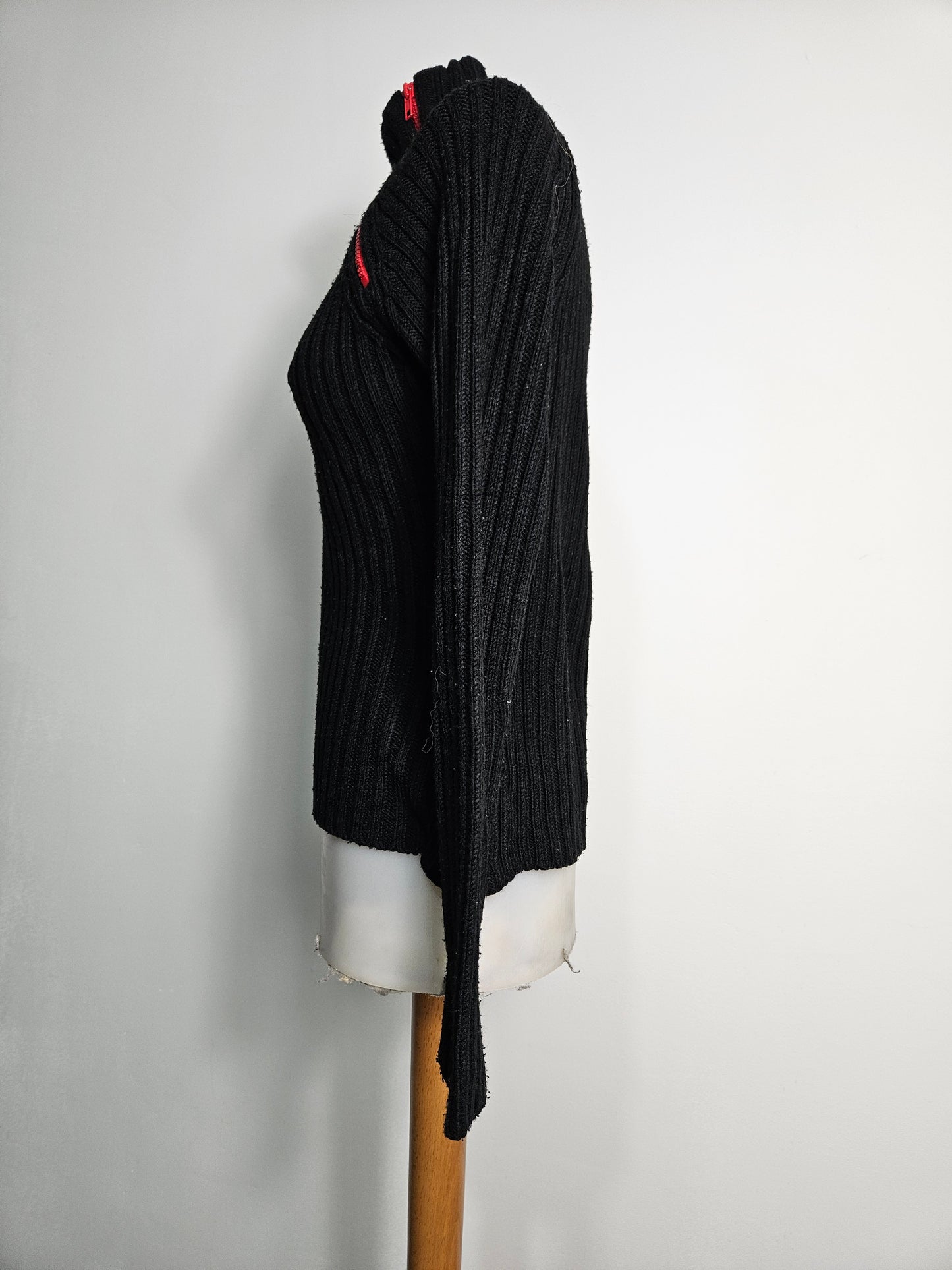 Pull noir à zip rouge