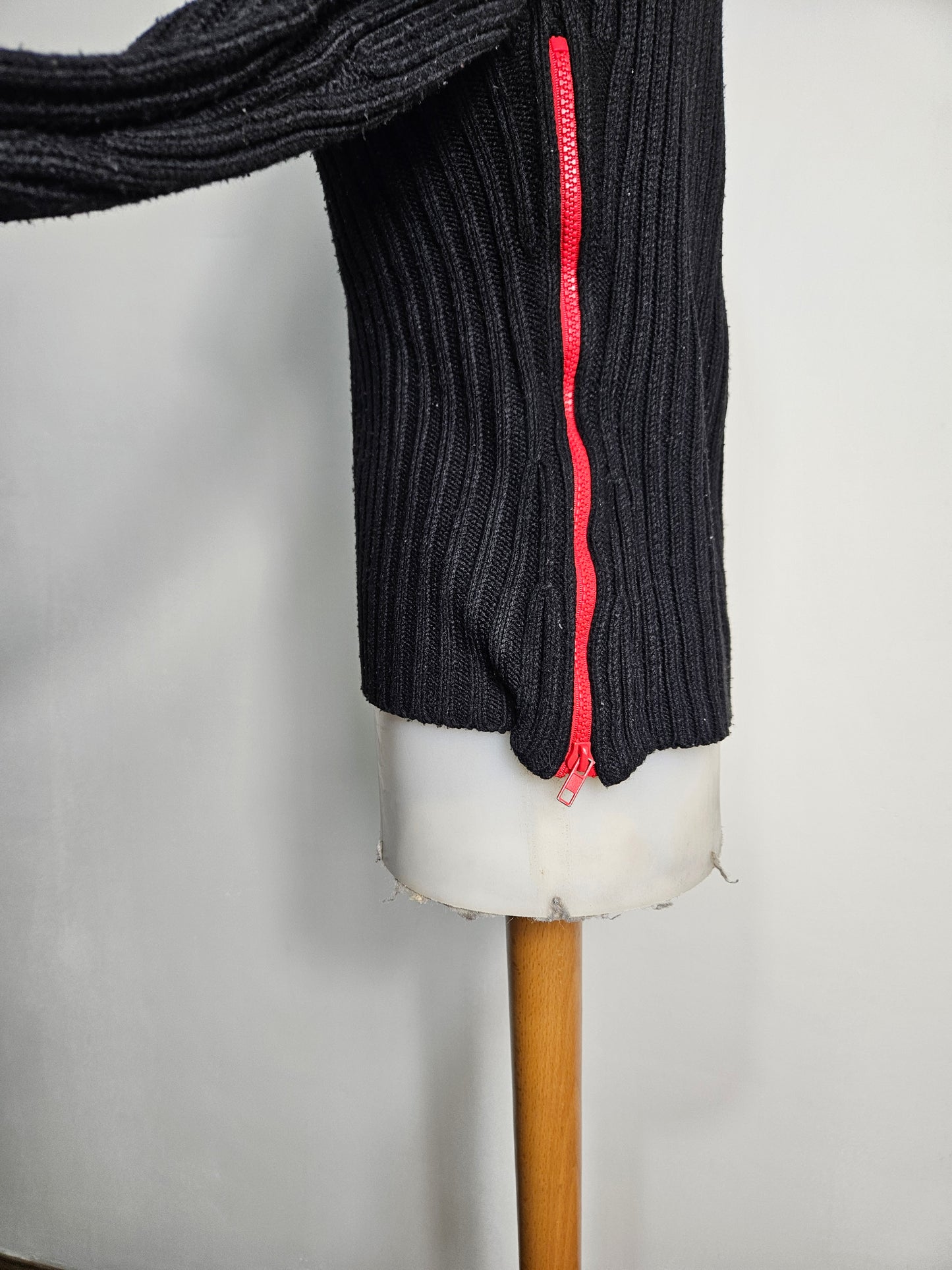 Pull noir à zip rouge