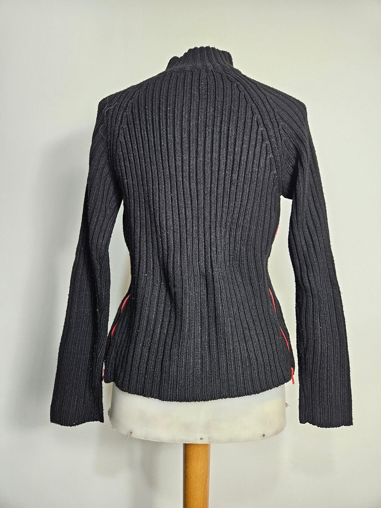 Pull noir à zip rouge