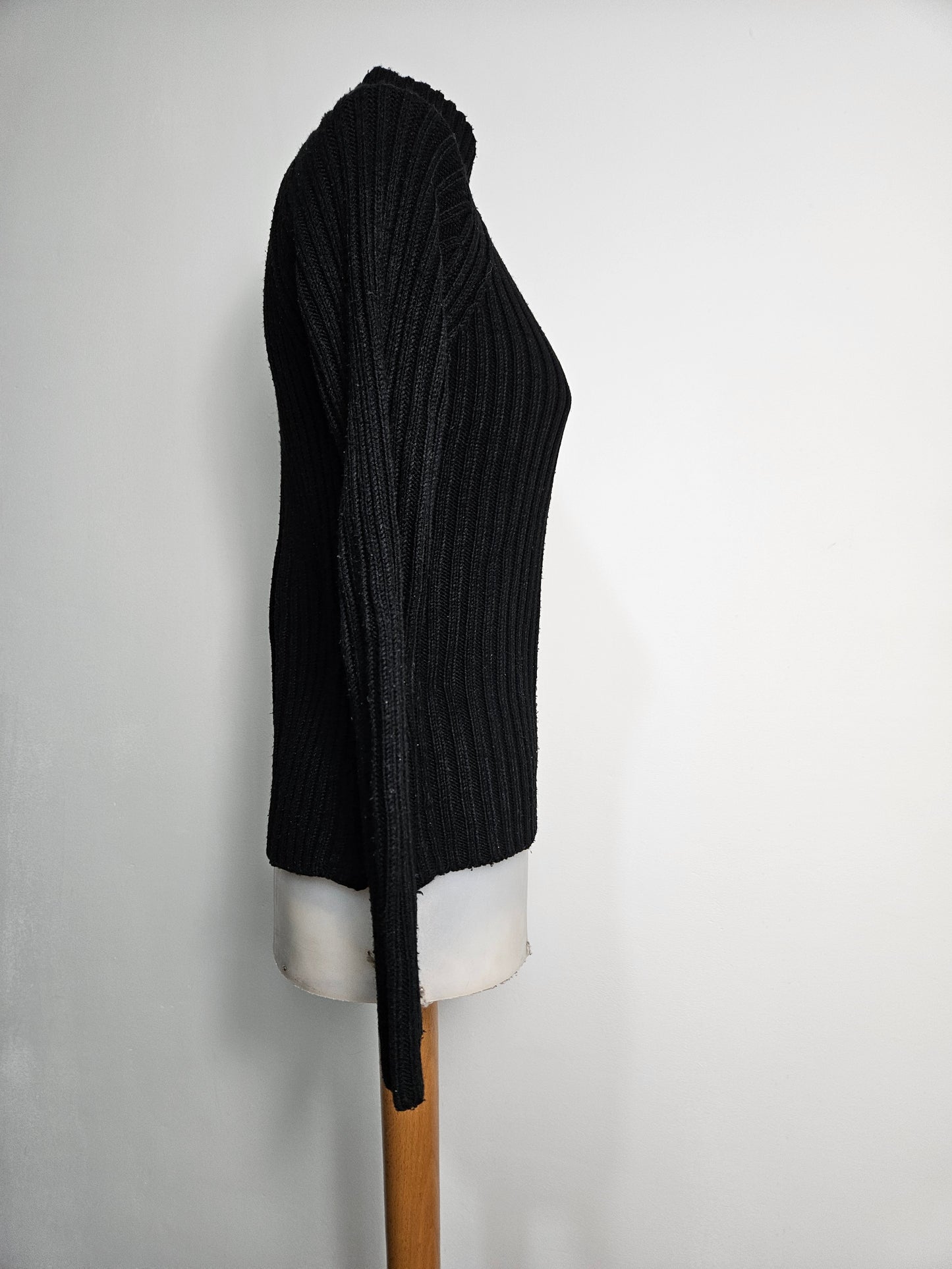 Pull noir à zip rouge