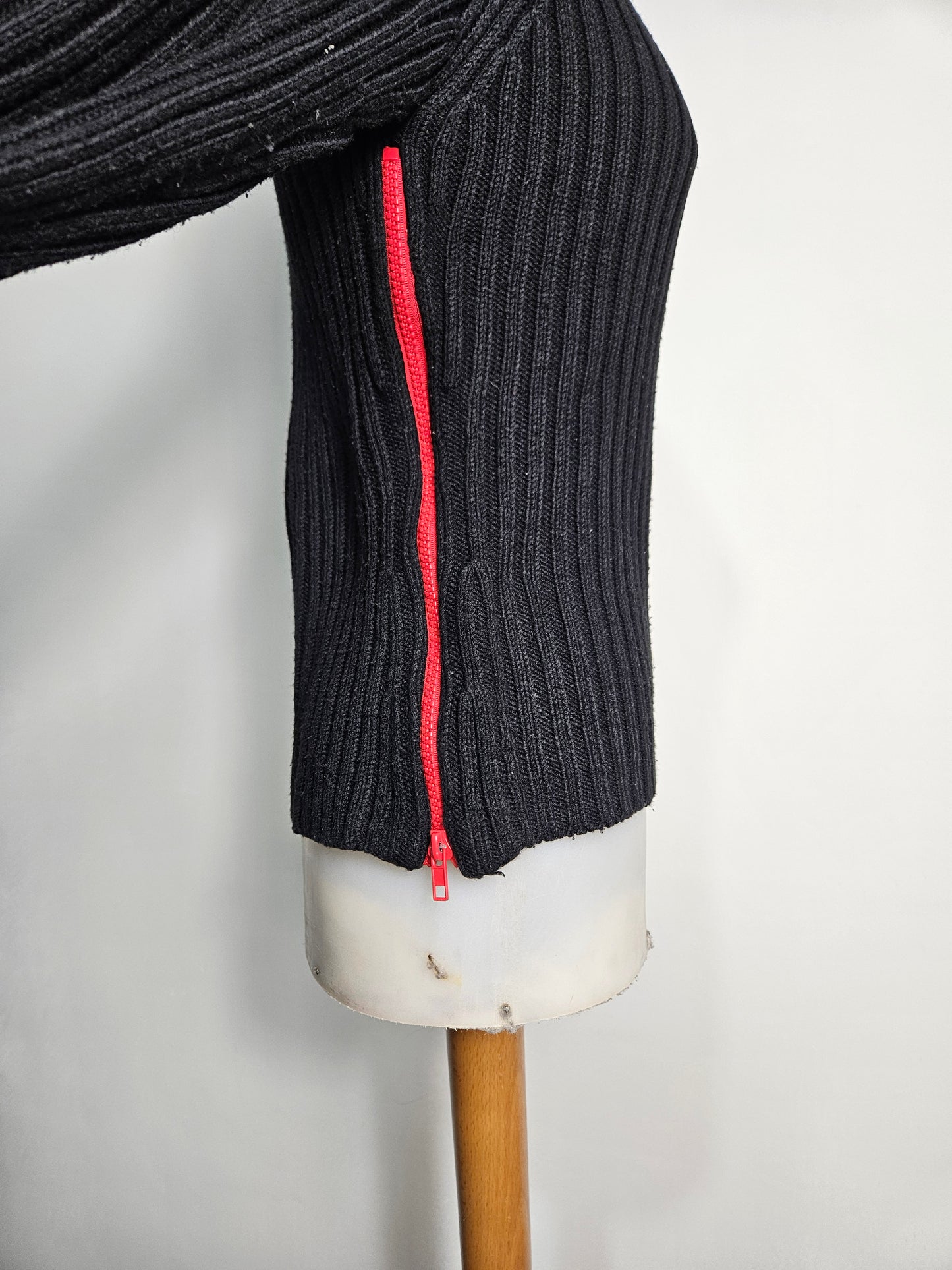 Pull noir à zip rouge