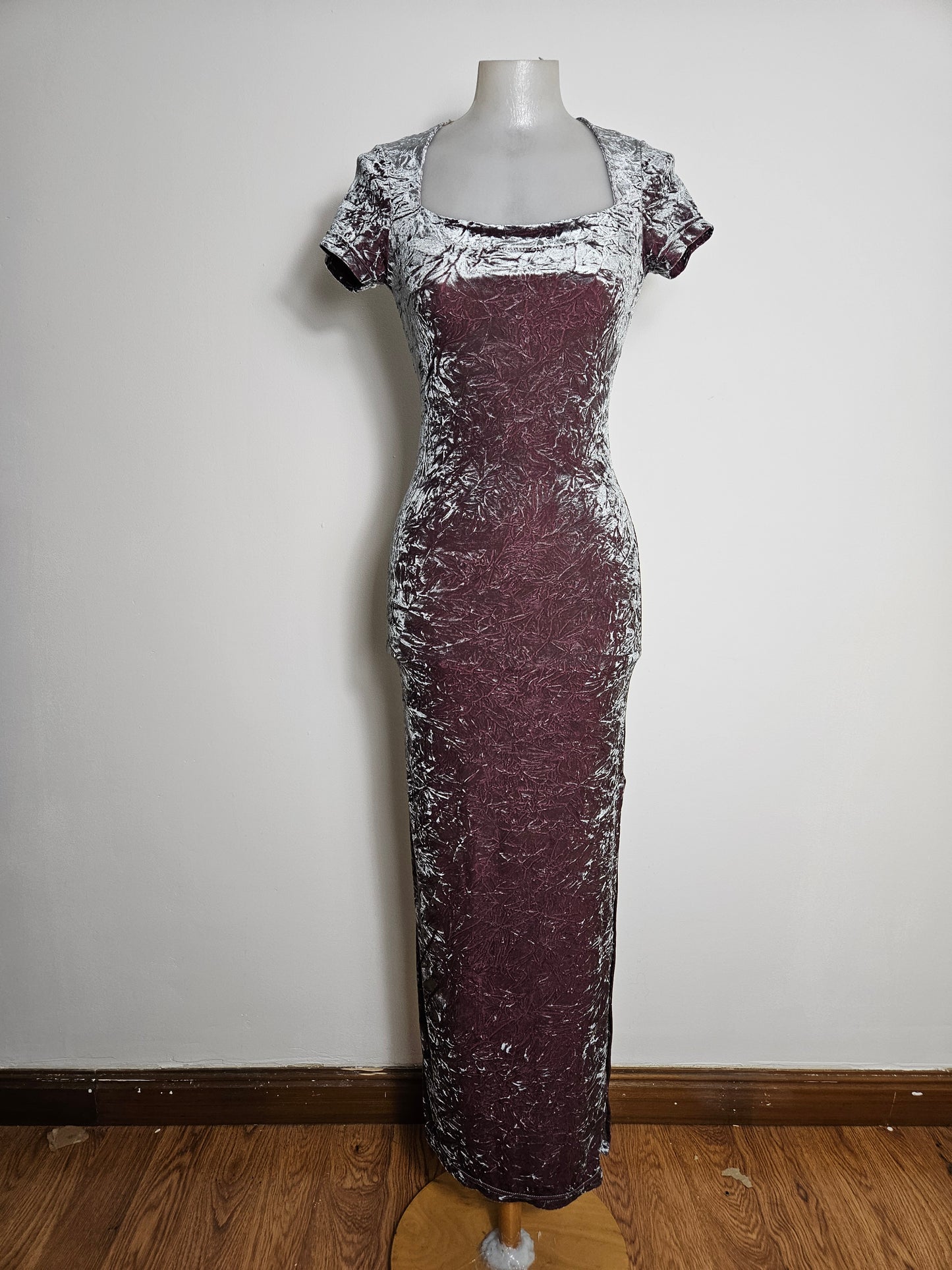 Robe en velours froissé grise