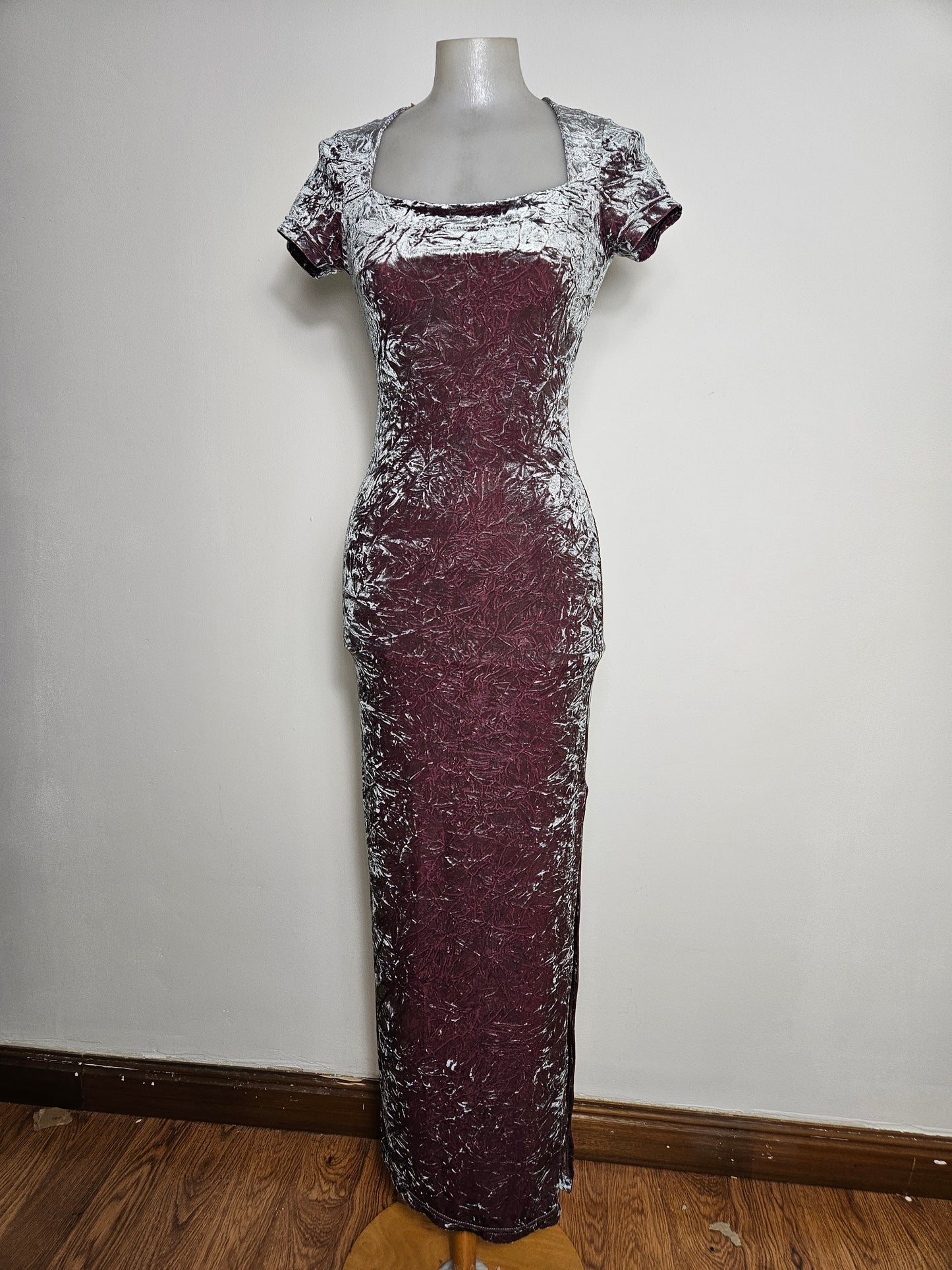 Robe en velours froissé grise