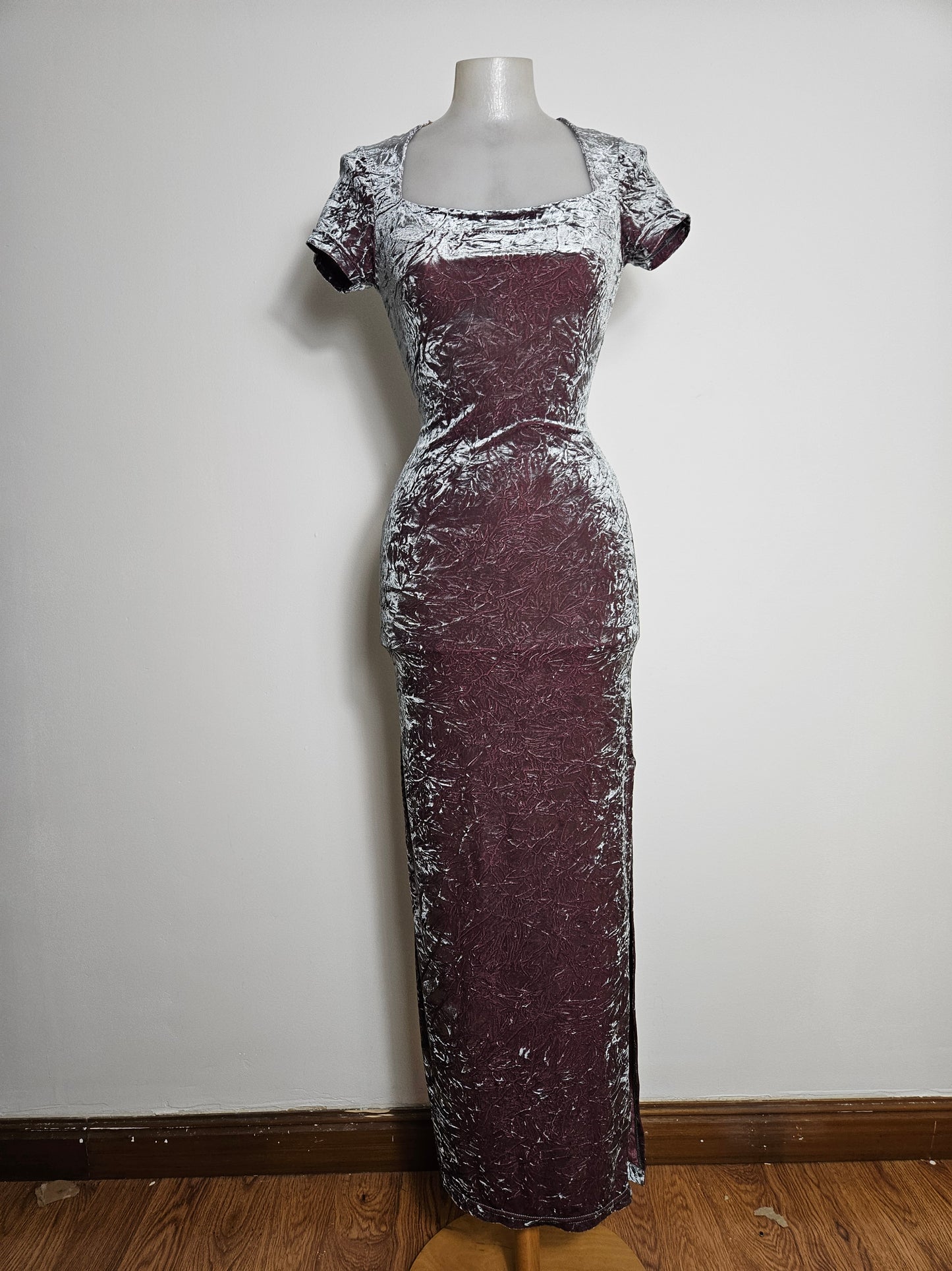 Robe en velours froissé grise