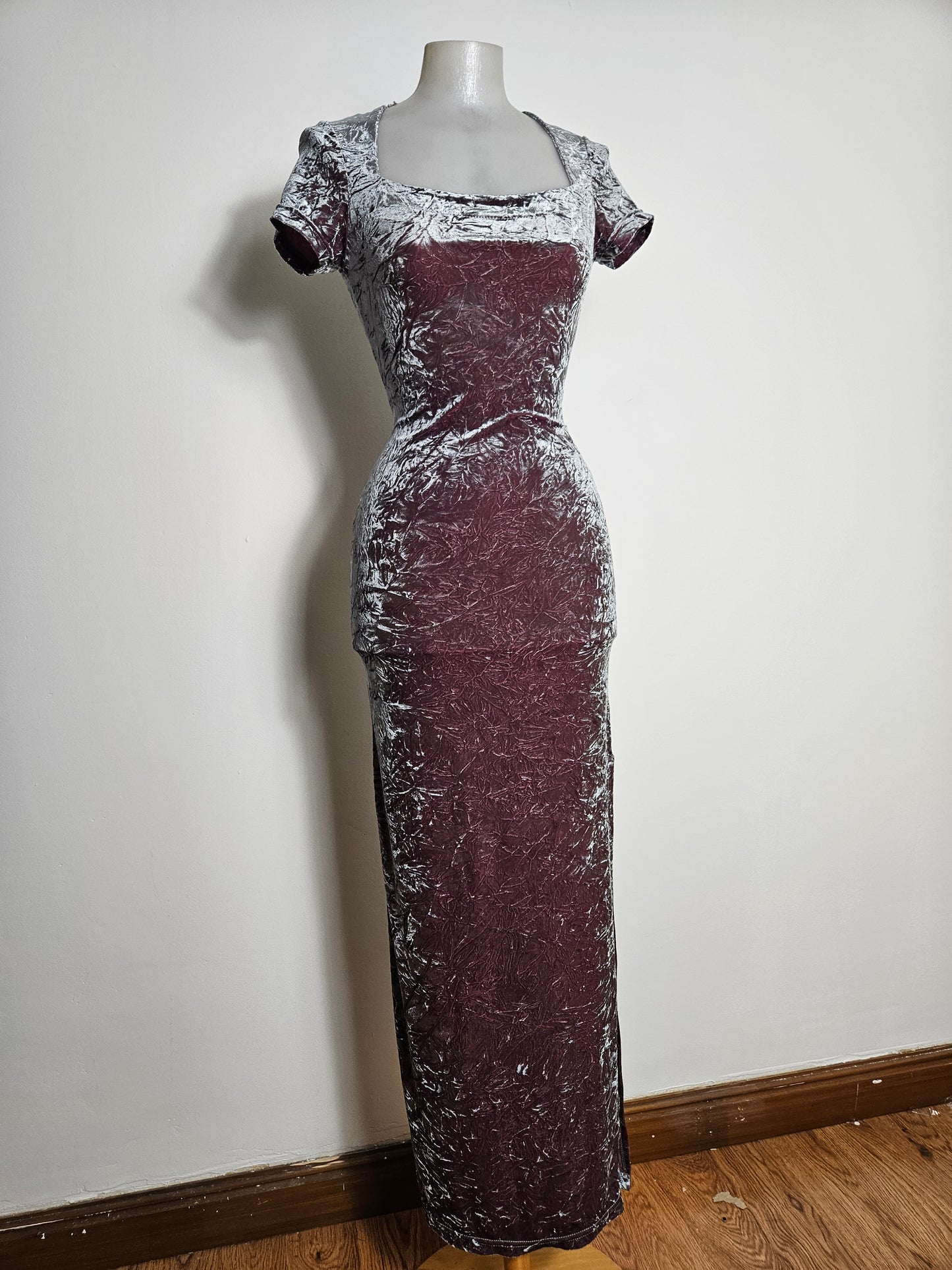 Robe en velours froissé grise