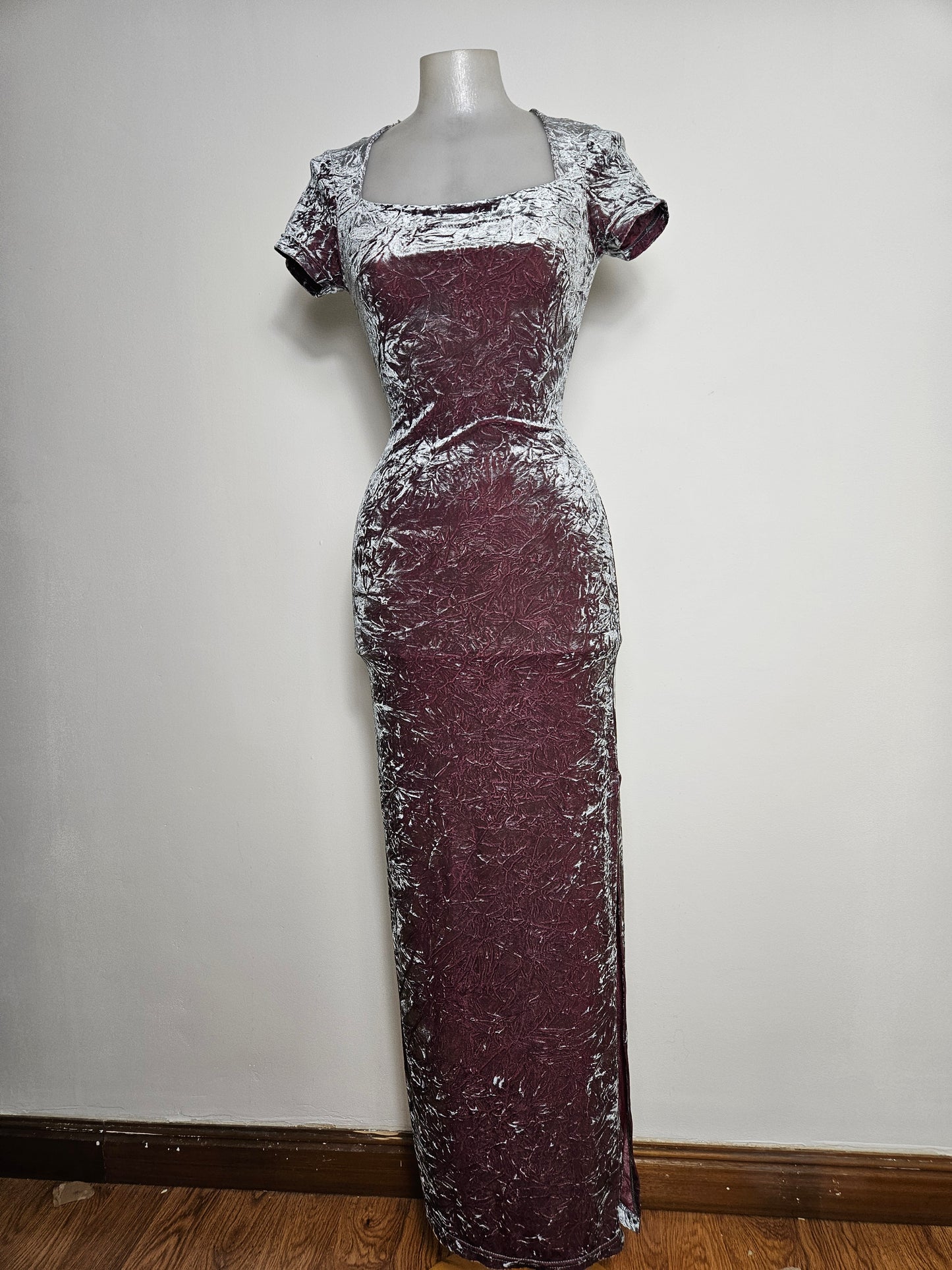 Robe en velours froissé grise