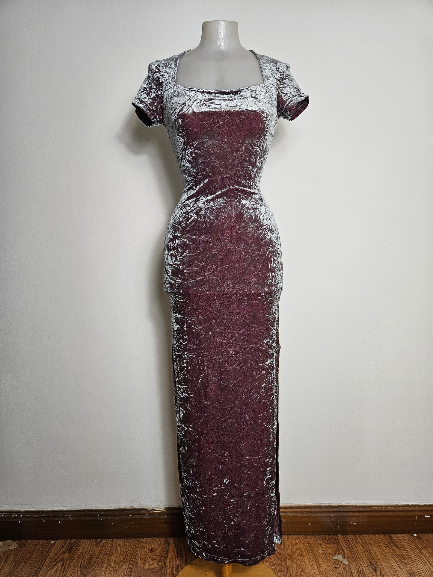 Robe en velours froissé grise