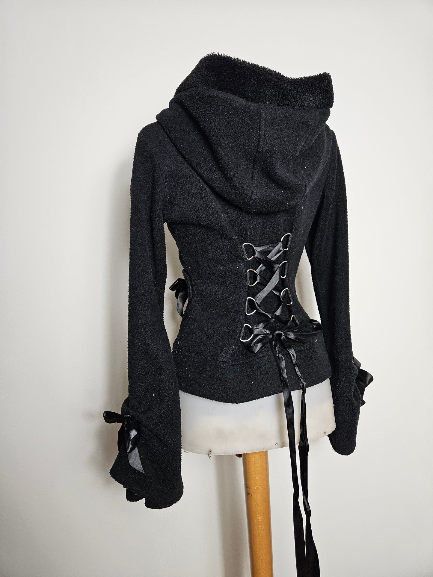 Veste à capuche détails ruban et lacage