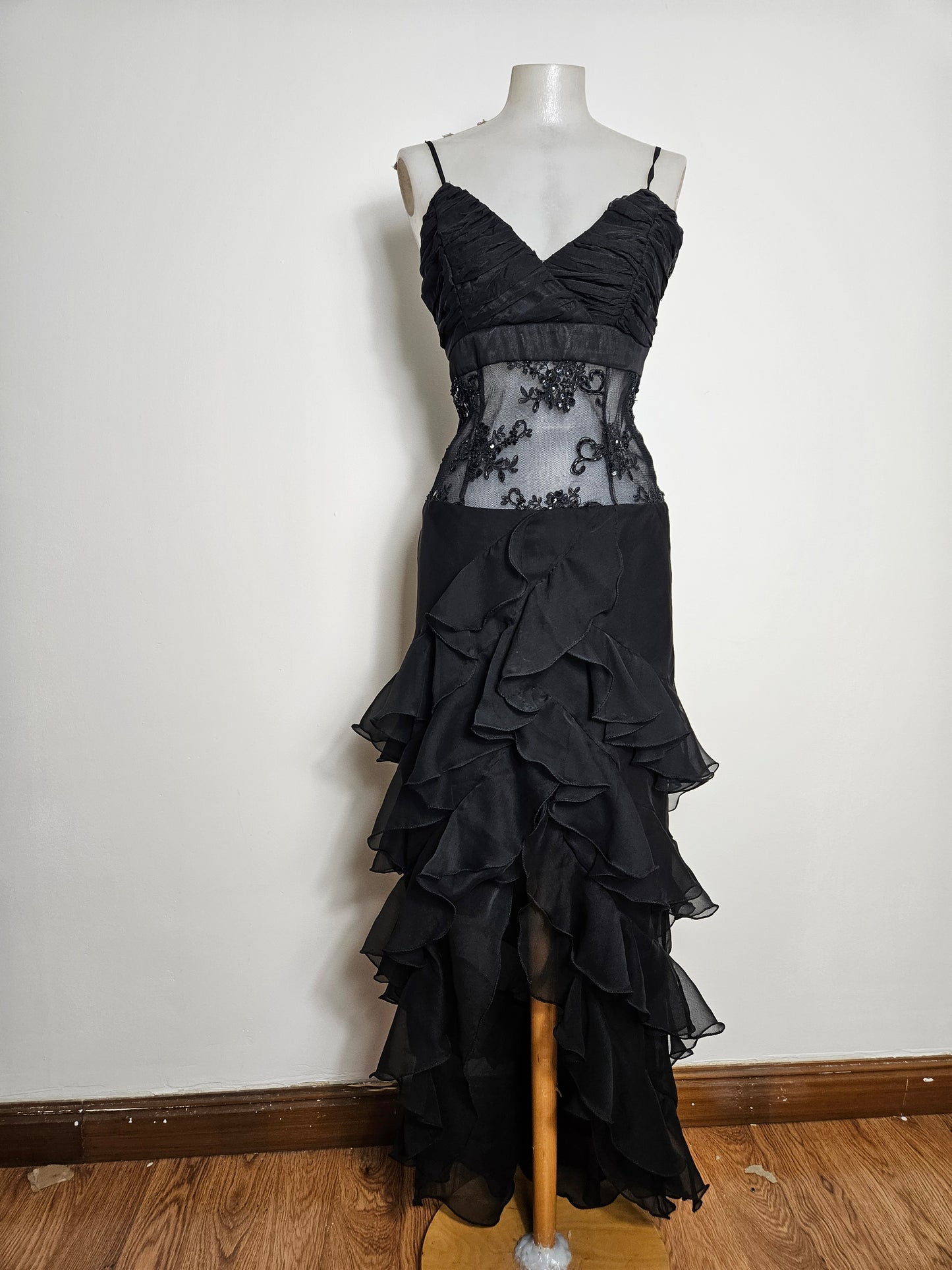 Robe noire brodée à volants
