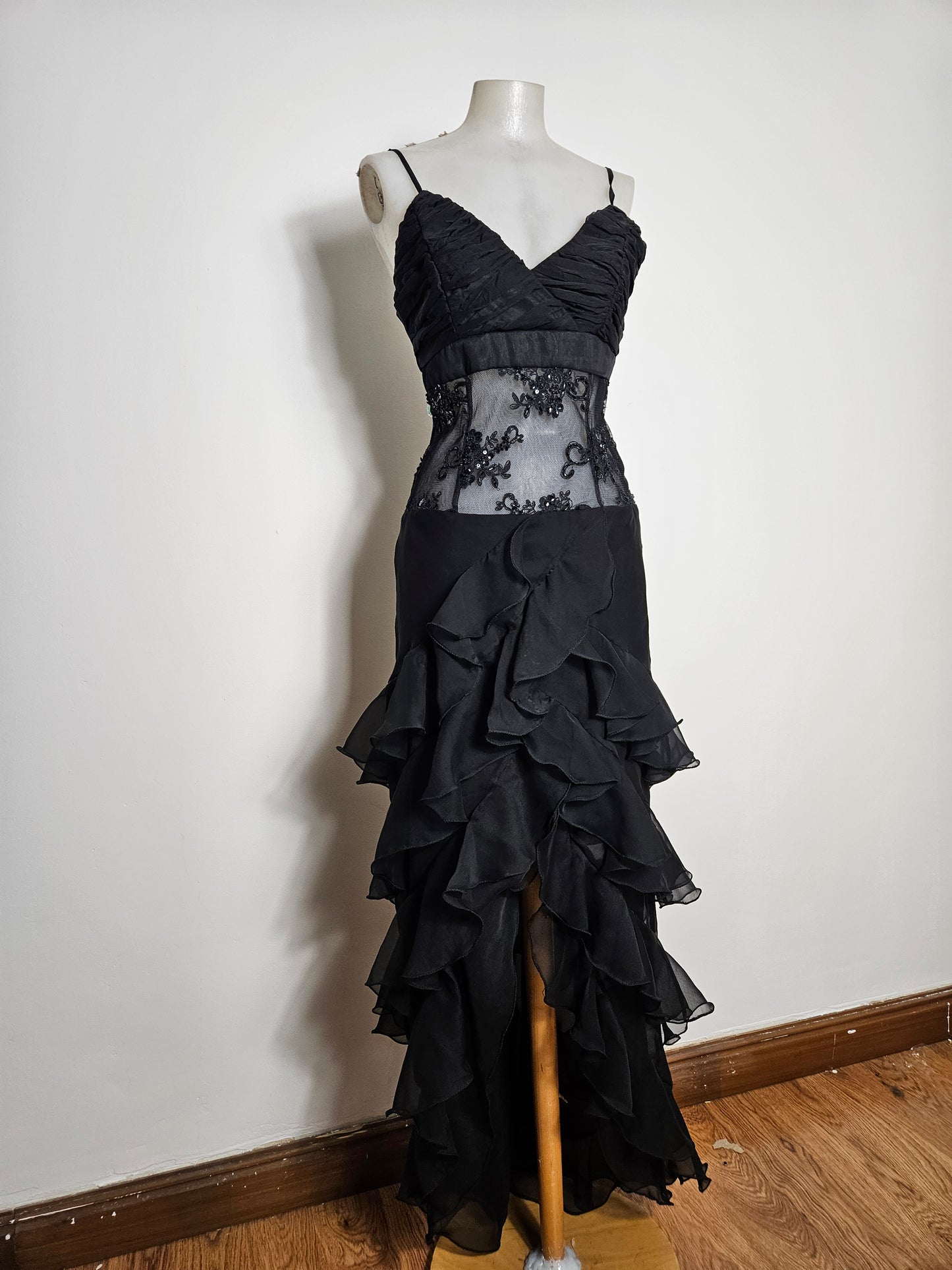 Robe noire brodée à volants
