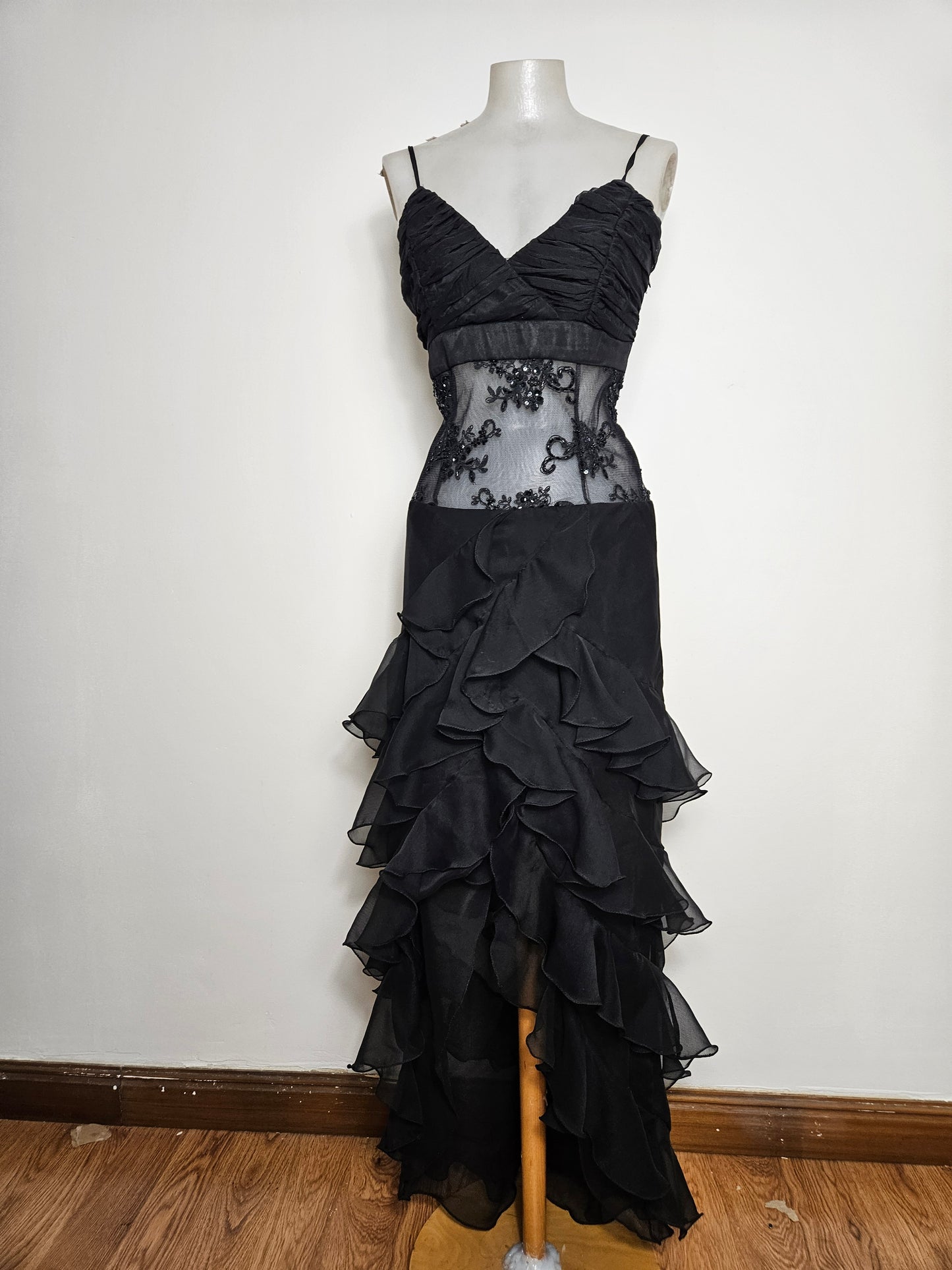 Robe noire brodée à volants