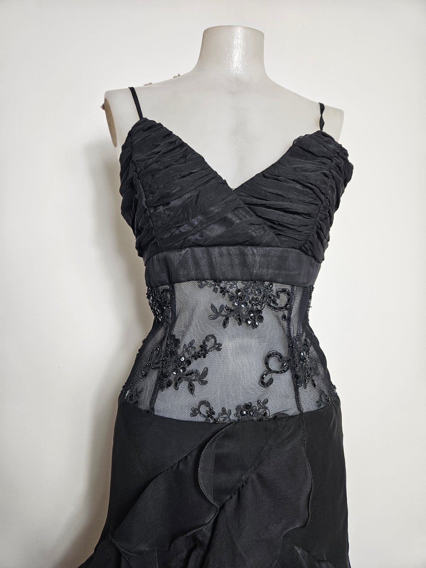 Robe noire brodée à volants