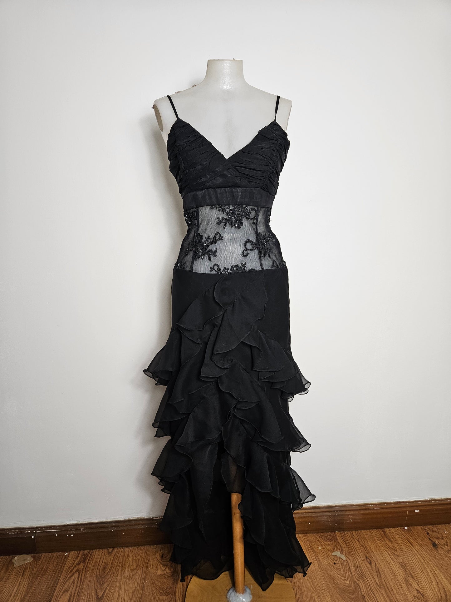 Robe noire brodée à volants