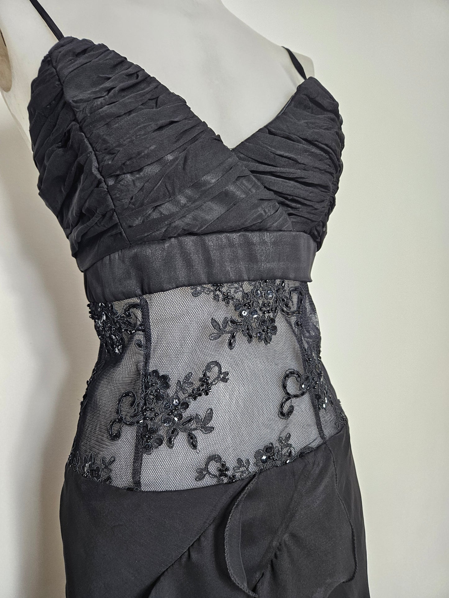 Robe noire brodée à volants