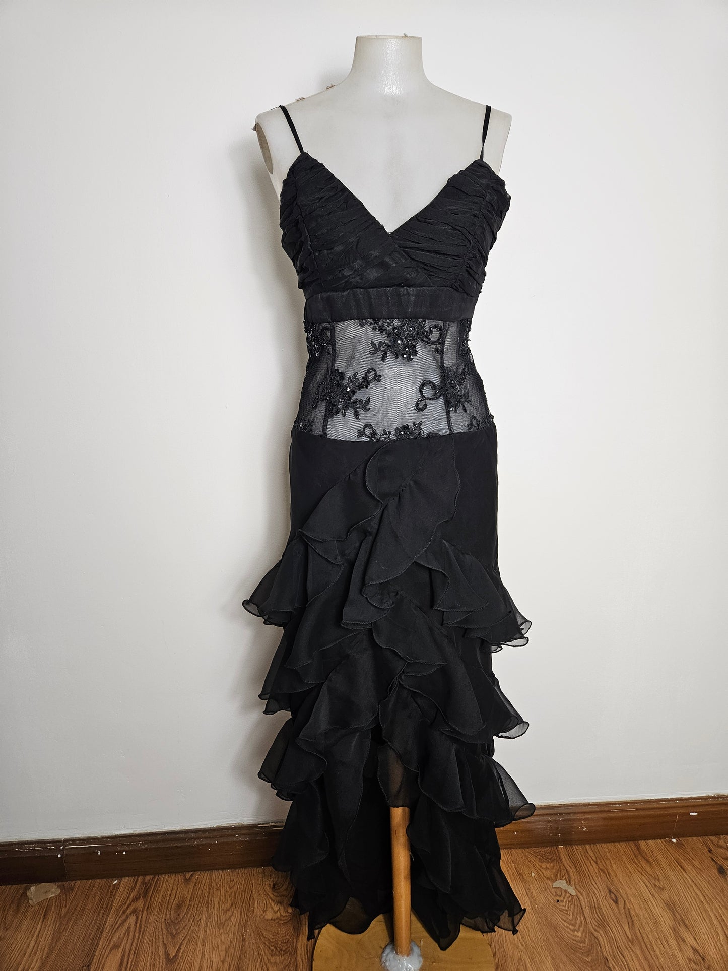 Robe noire brodée à volants