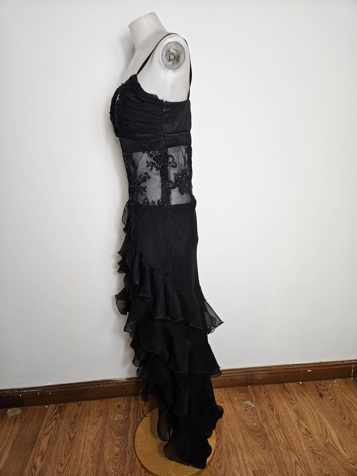 Robe noire brodée à volants