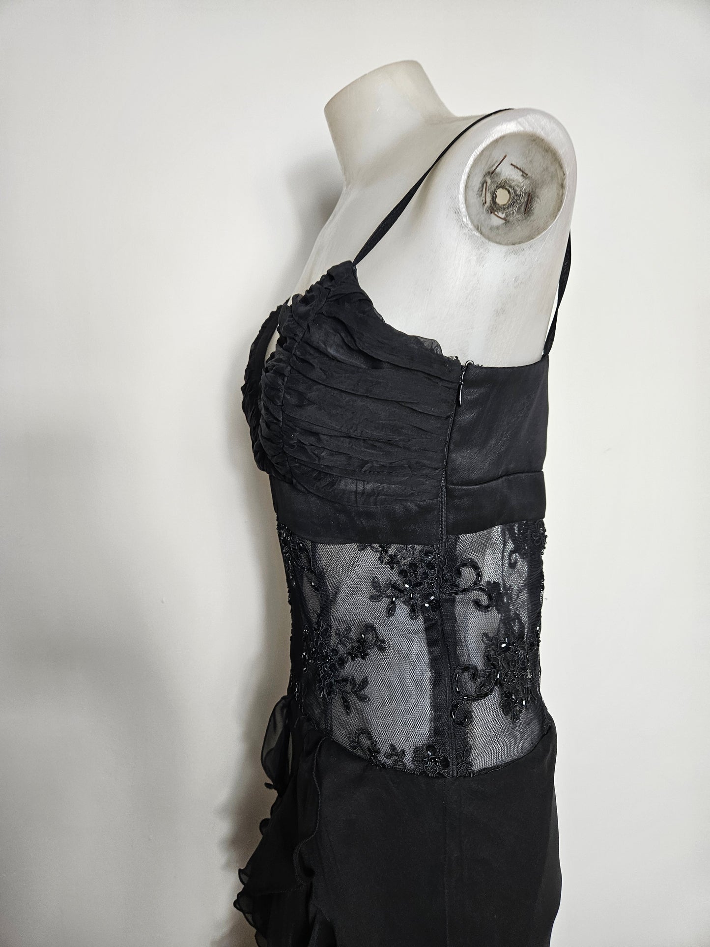 Robe noire brodée à volants