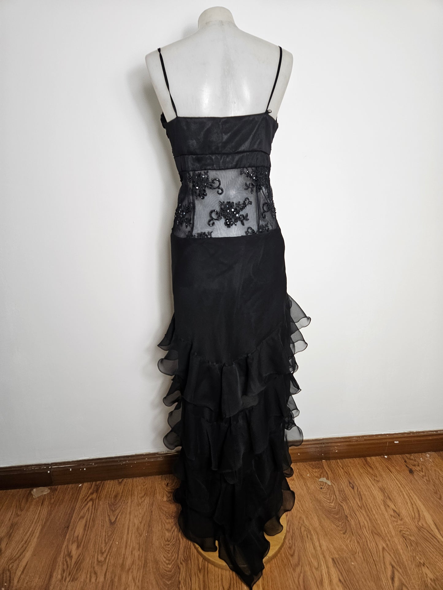 Robe noire brodée à volants