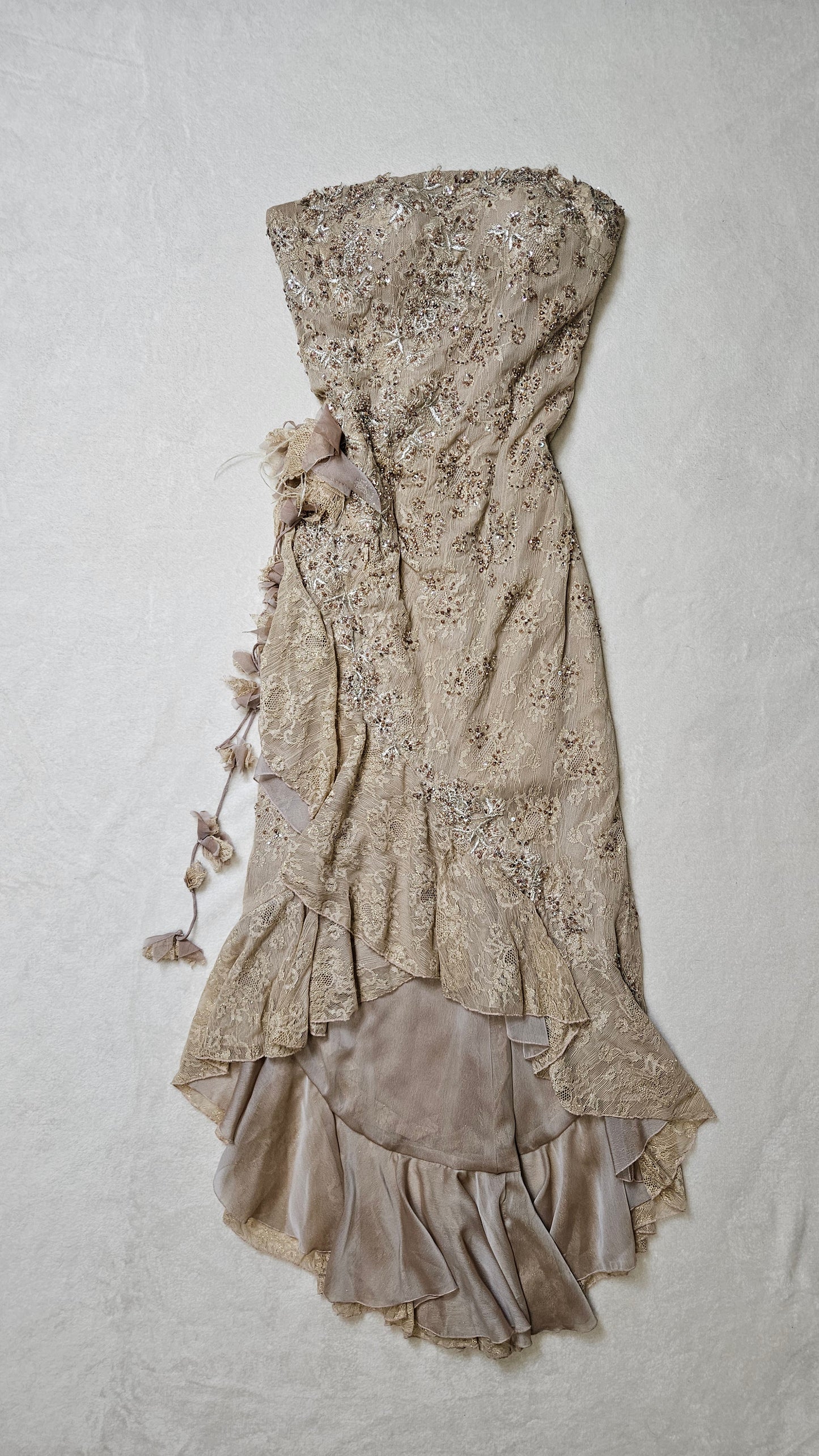 Vestido de encaje beige sin tirantes