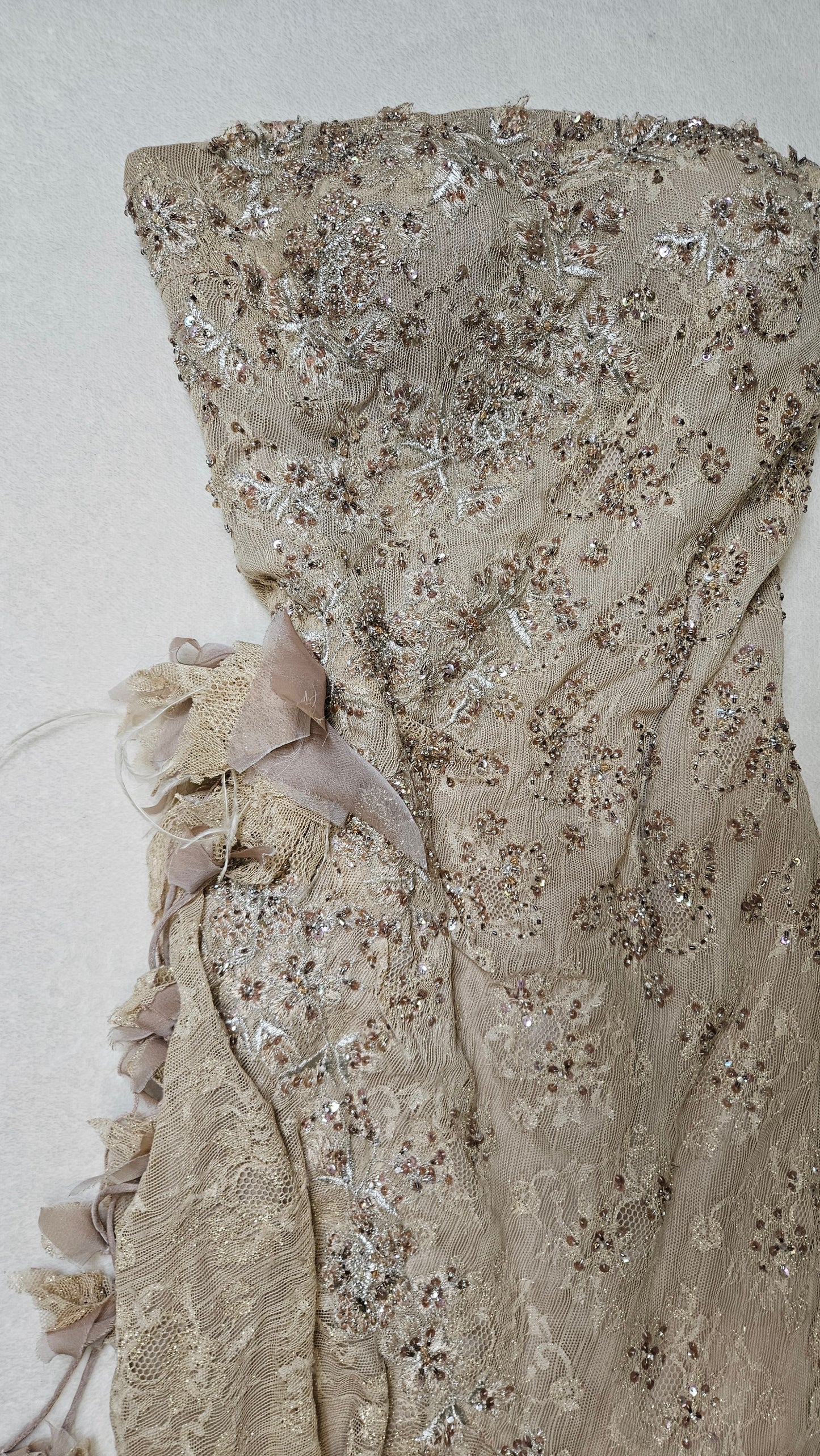 Vestido de encaje beige sin tirantes