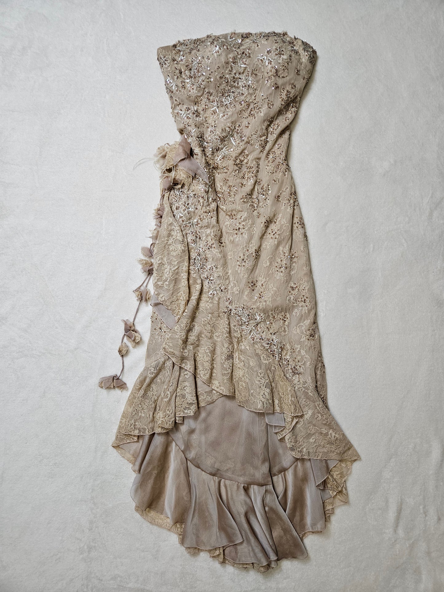 Vestido de encaje beige sin tirantes