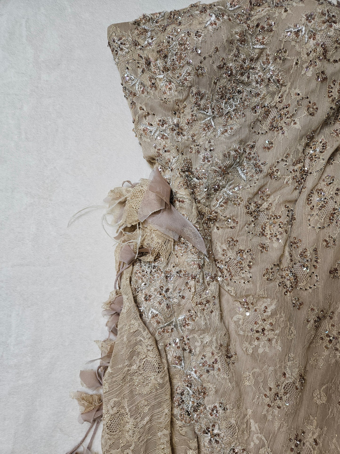 Vestido de encaje beige sin tirantes