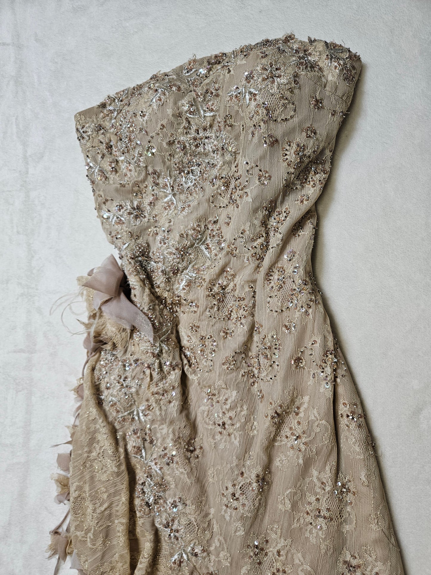 Vestido de encaje beige sin tirantes