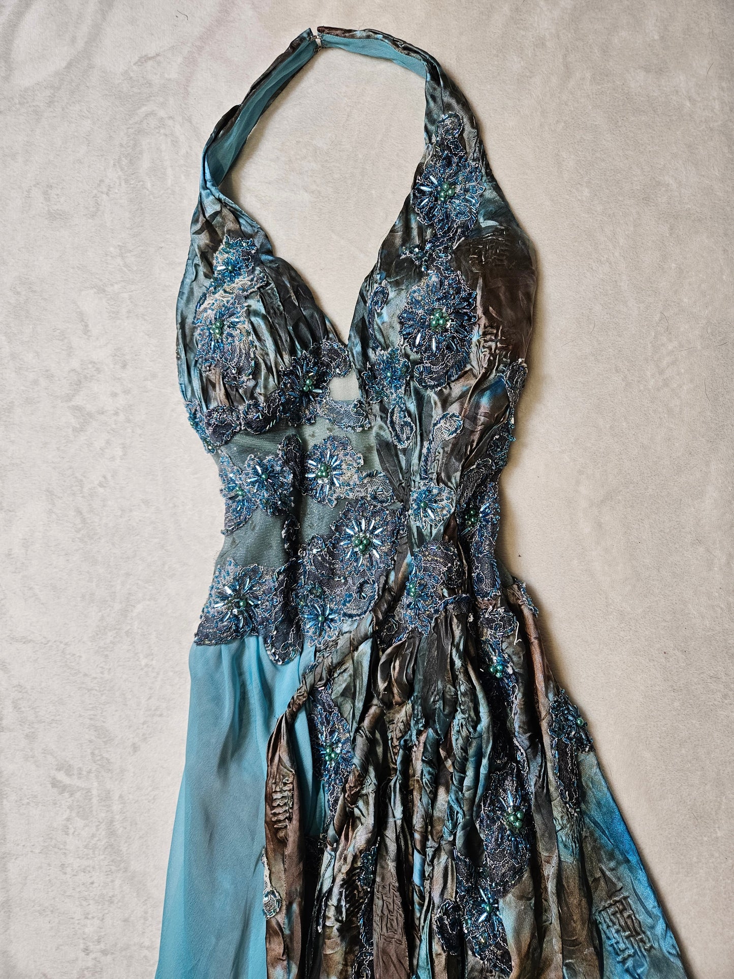 Vestido largo azul bordado con espalda abierta