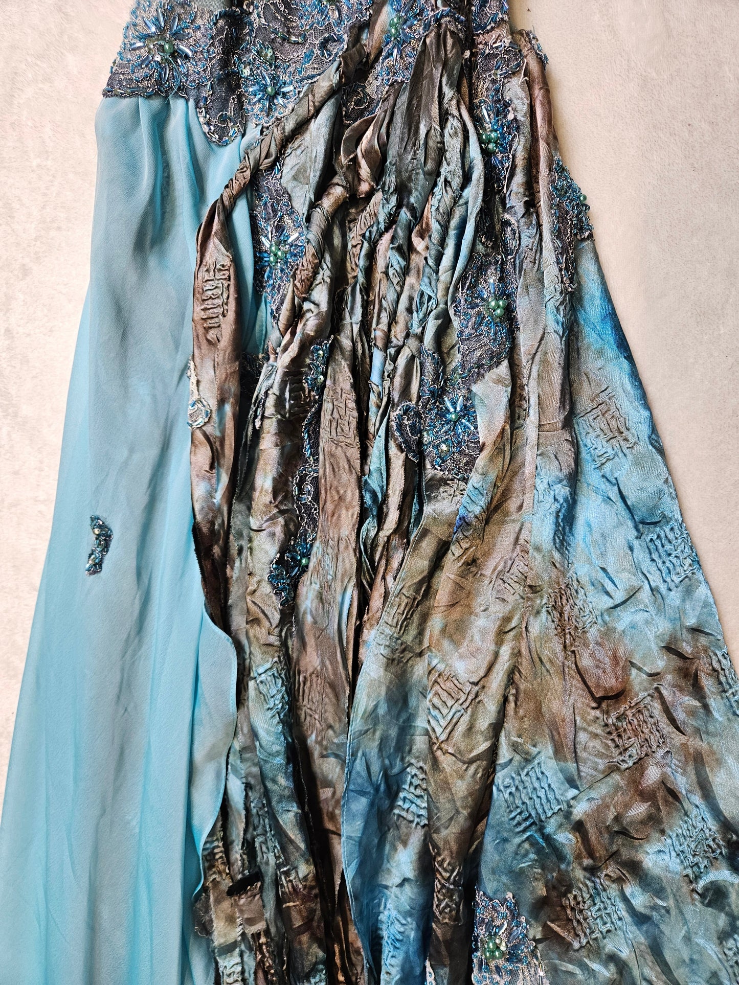 Vestido largo azul bordado con espalda abierta