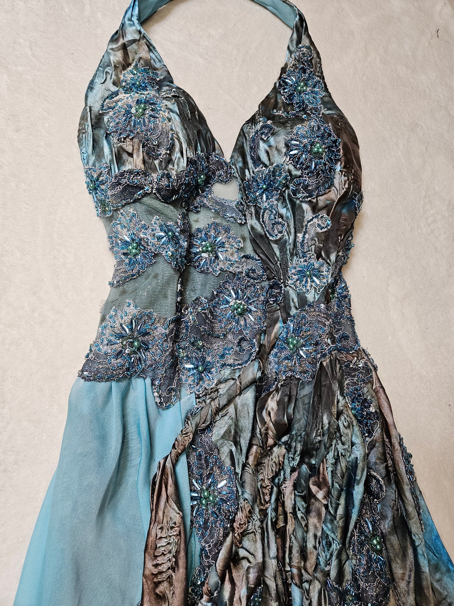 Vestido largo azul bordado con espalda abierta