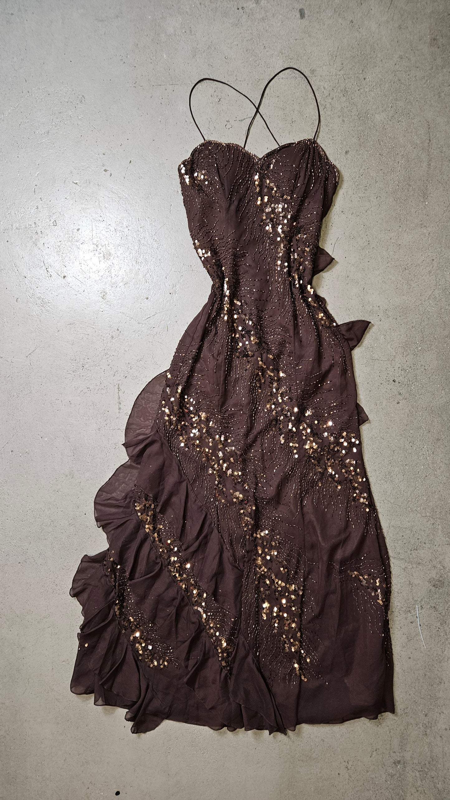 Vestido largo marrón bordado con lentejuelas