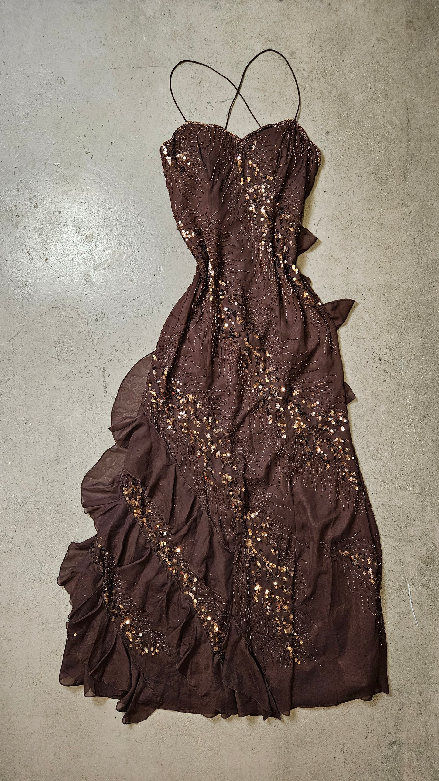 Vestido largo marrón bordado con lentejuelas