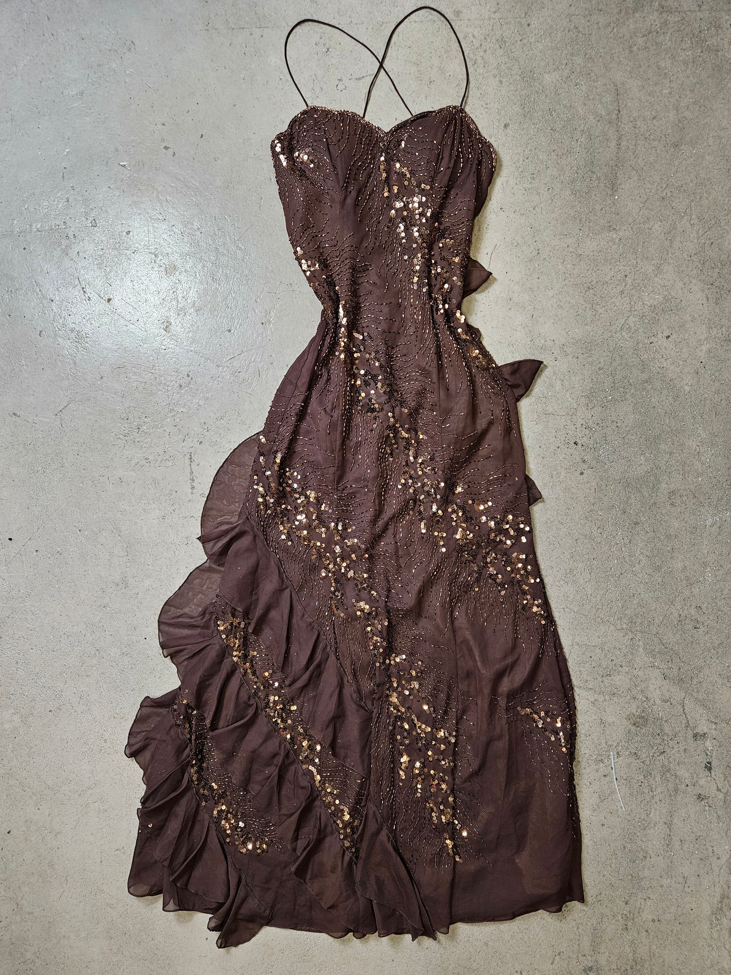 Vestido largo marrón bordado con lentejuelas