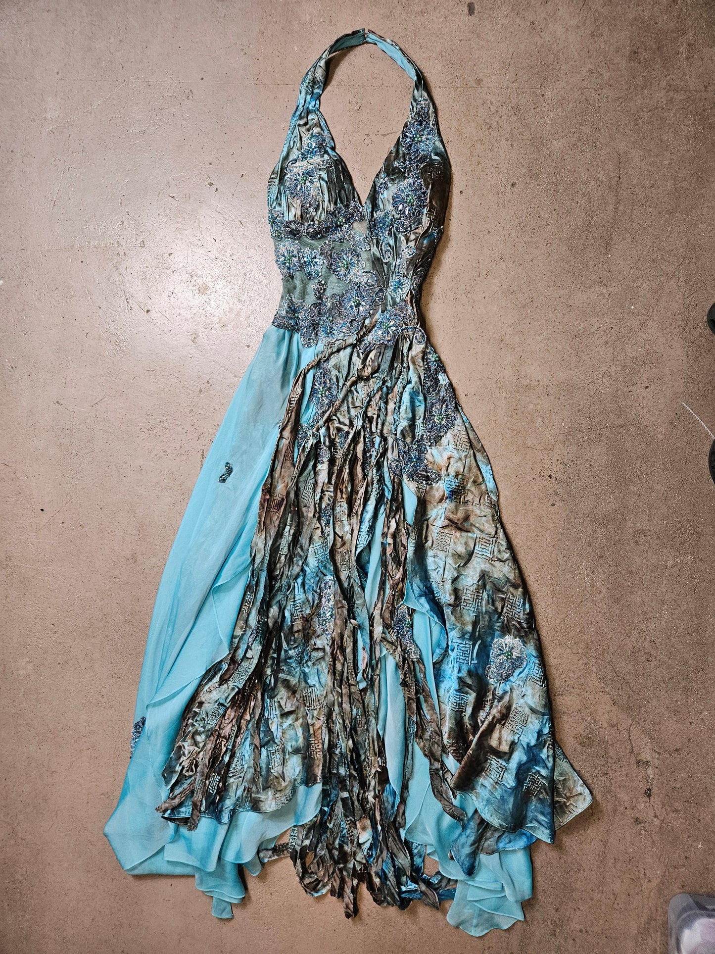 Vestido largo azul bordado con espalda abierta