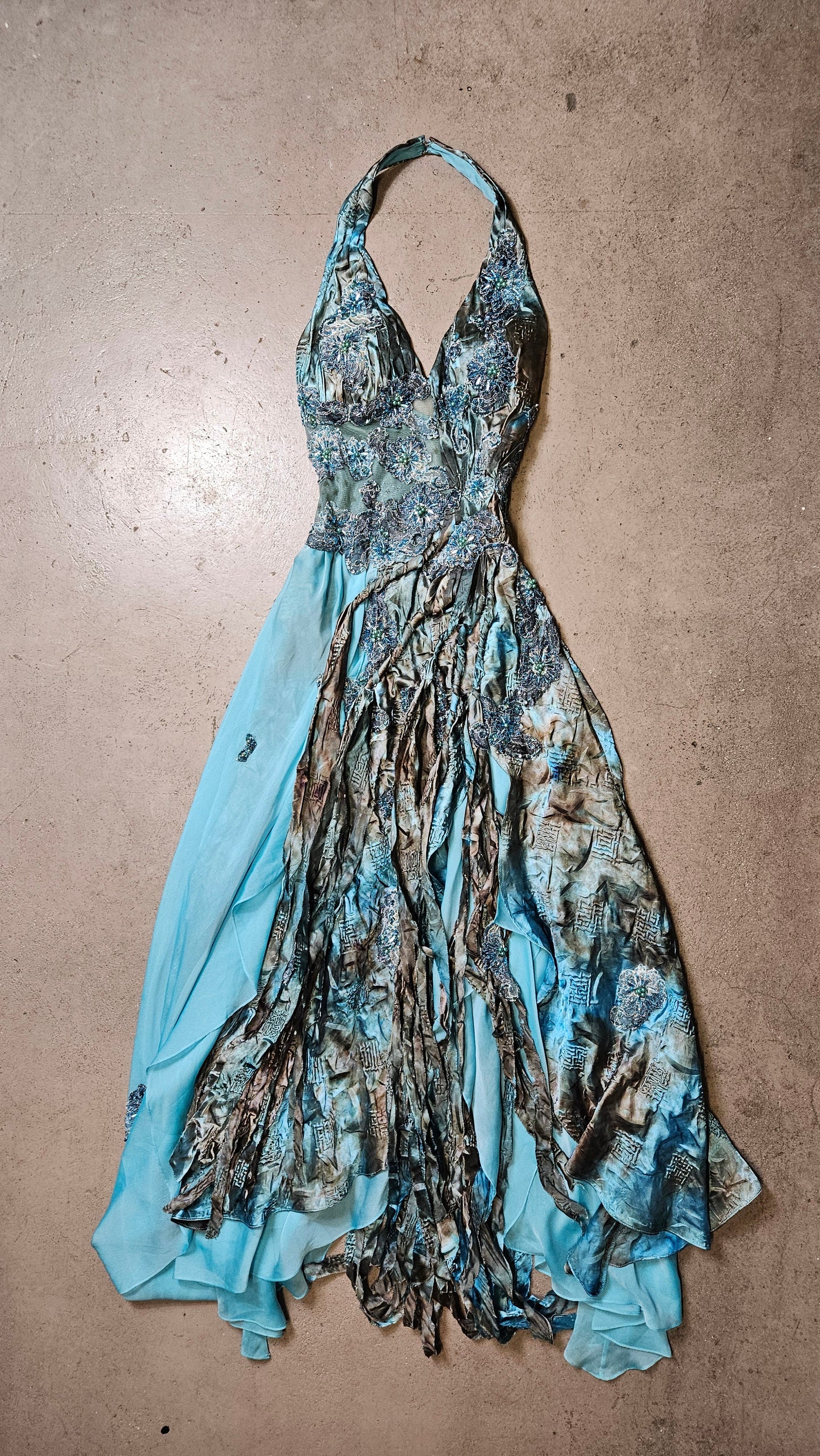 Vestido largo azul bordado con espalda abierta