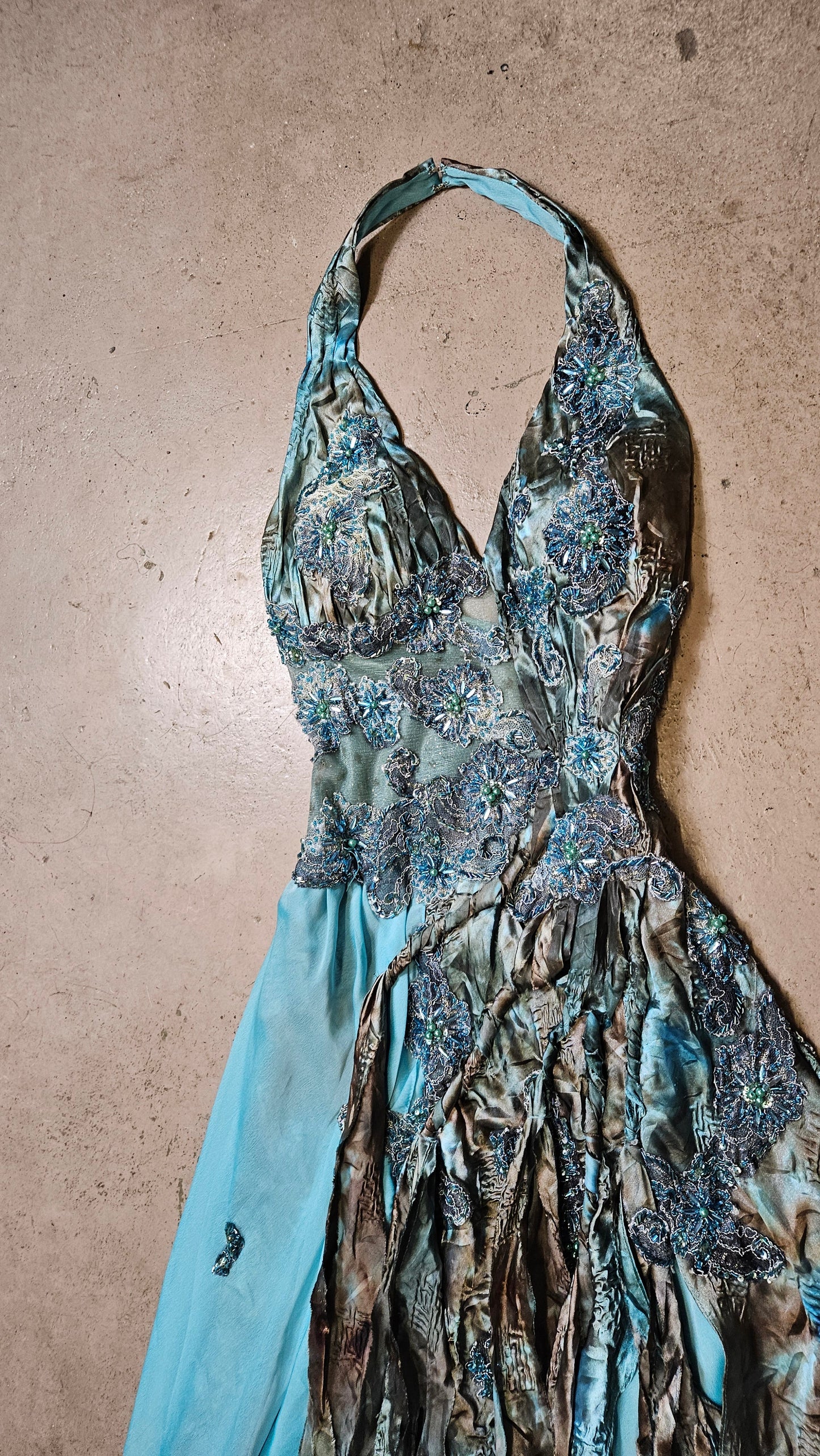 Vestido largo azul bordado con espalda abierta