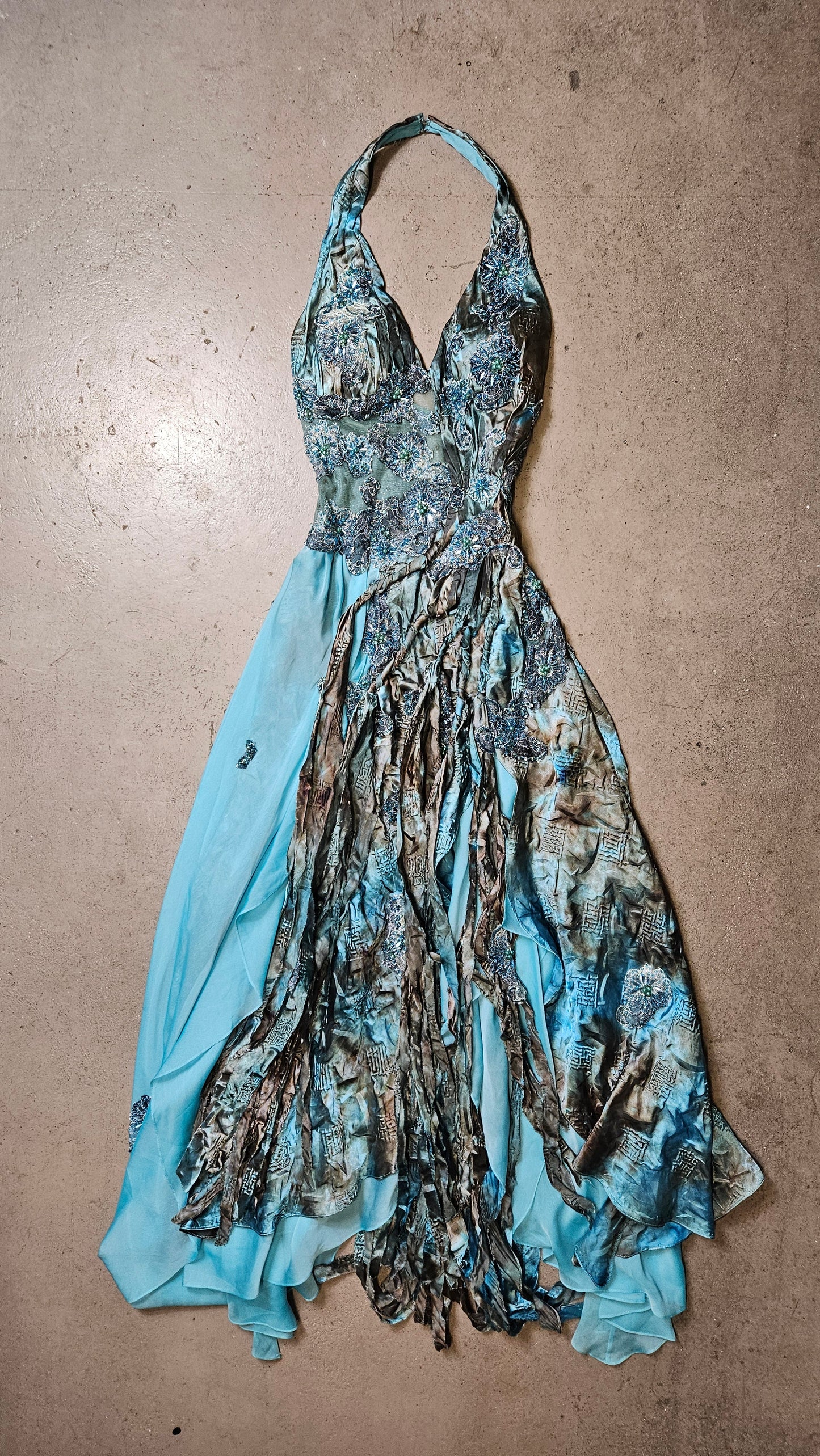 Vestido largo azul bordado con espalda abierta