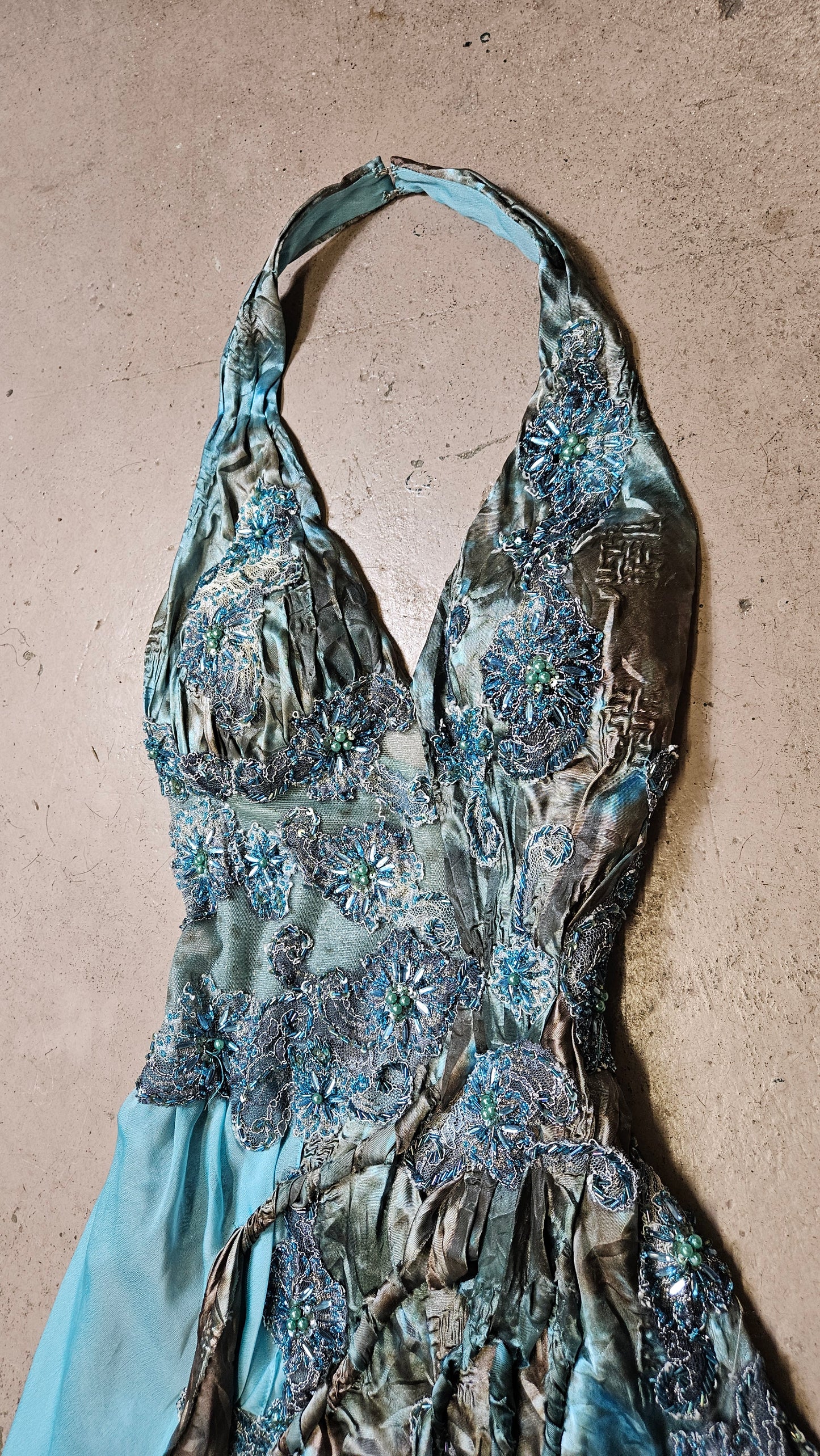 Vestido largo azul bordado con espalda abierta