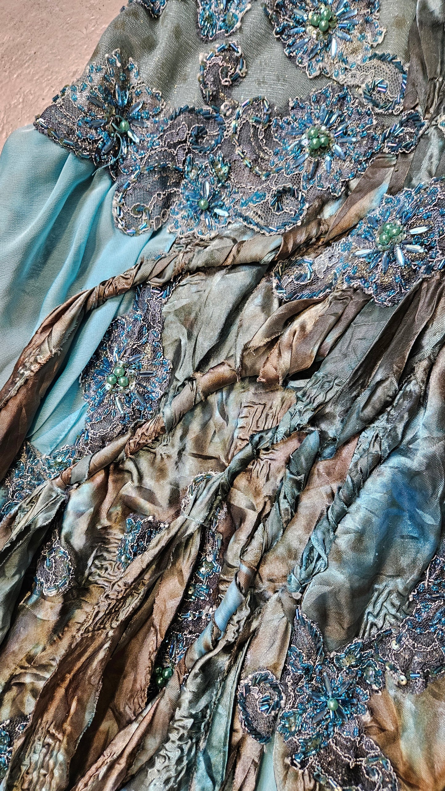 Vestido largo azul bordado con espalda abierta