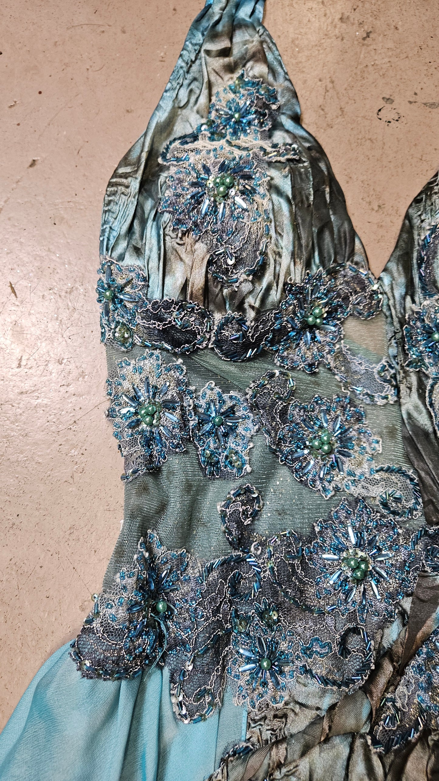 Vestido largo azul bordado con espalda abierta