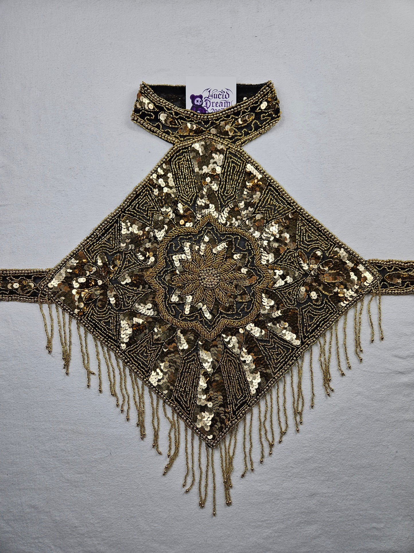 Espalda abierta bordada con lentejuelas doradas.