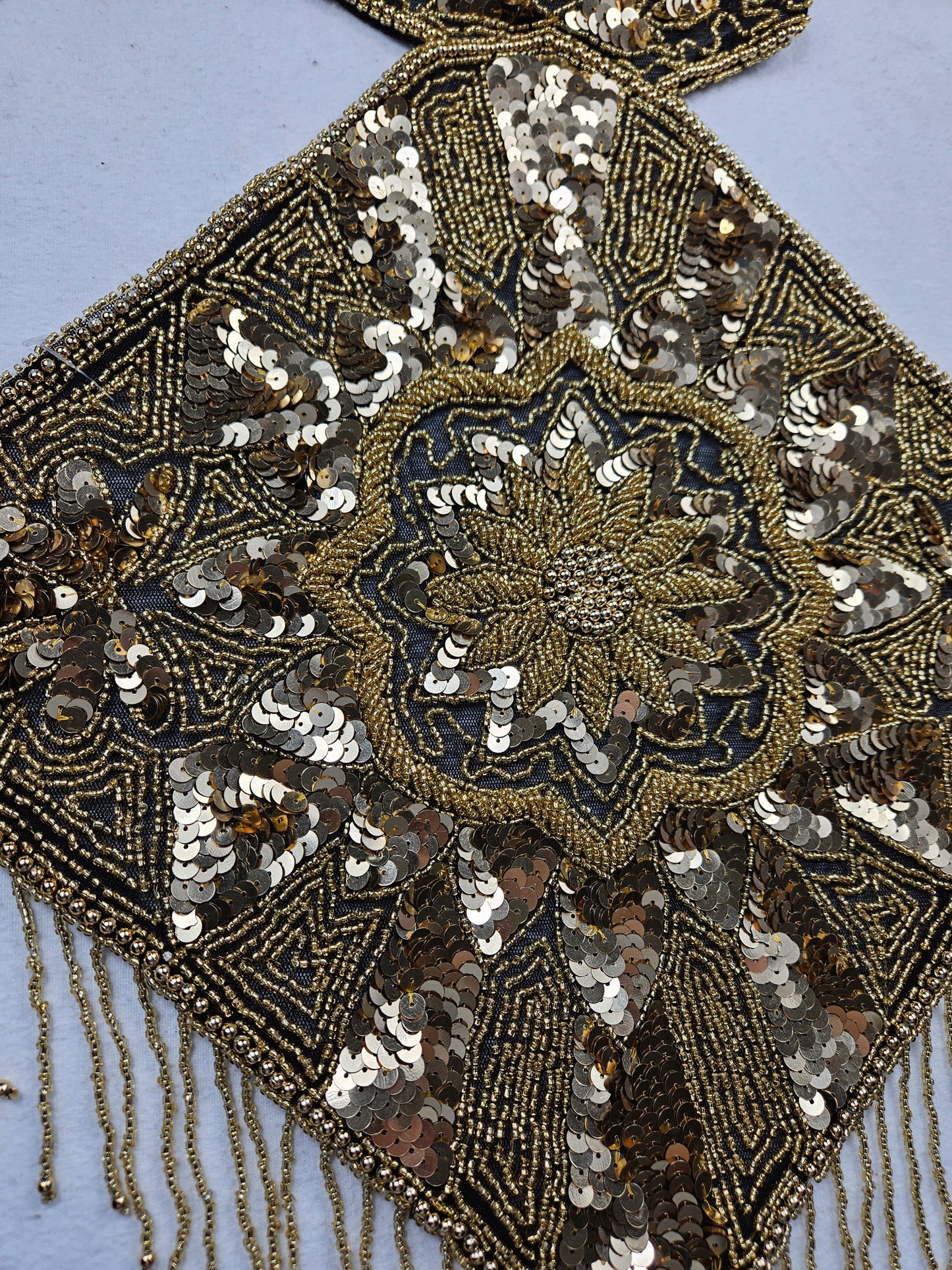 Espalda abierta bordada con lentejuelas doradas.