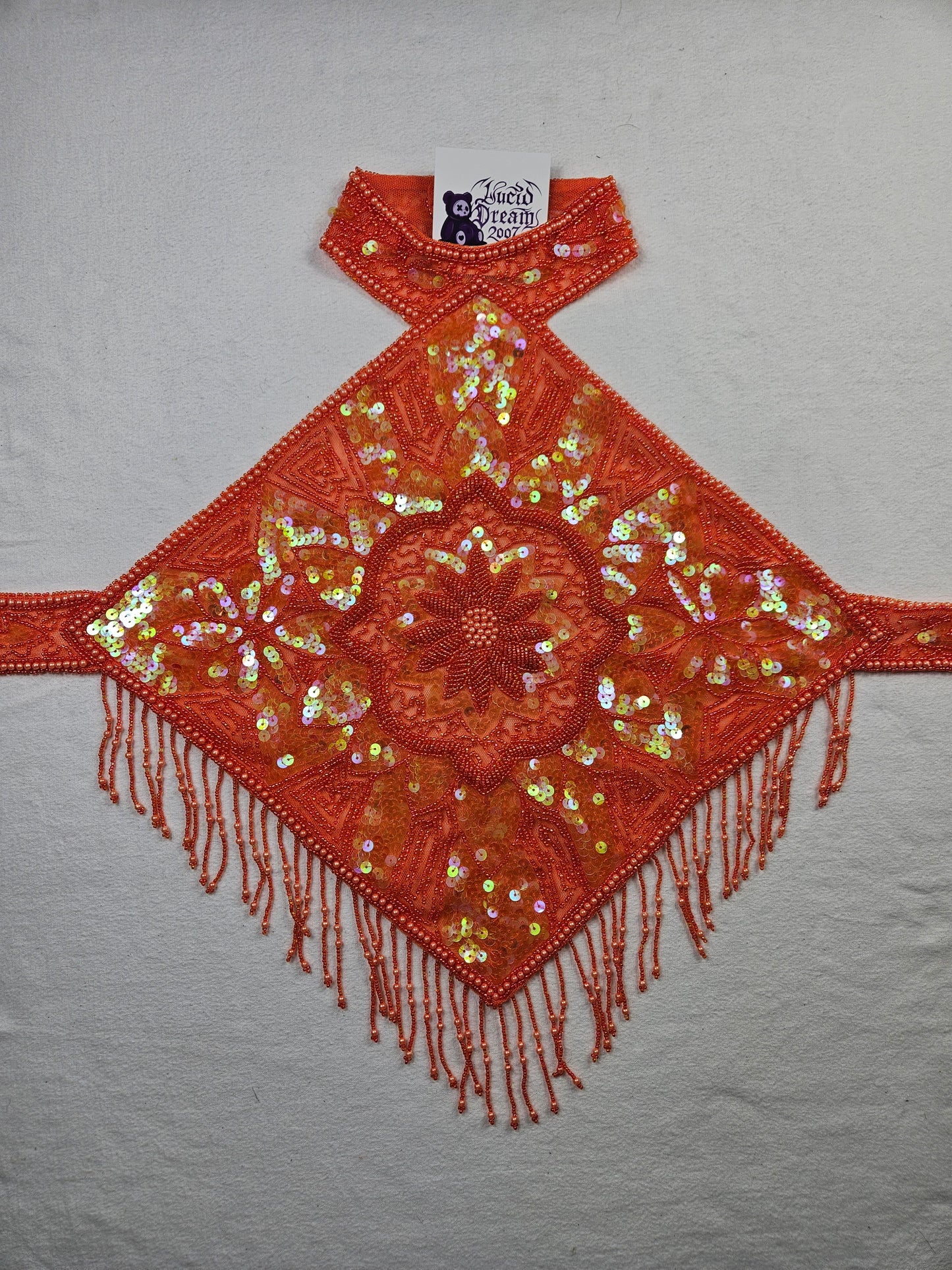 Vestido naranja sin espalda bordado con lentejuelas